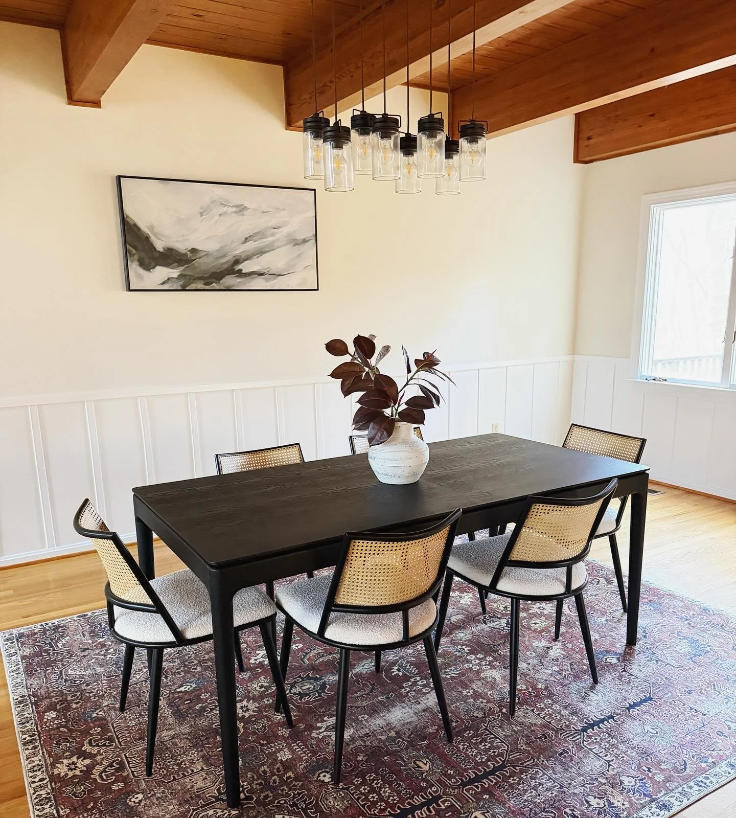 Do you love these beams - or what?!? Such a cozy dining room!

#homestaging #interiorstyling #interiorstylist #interiordesign