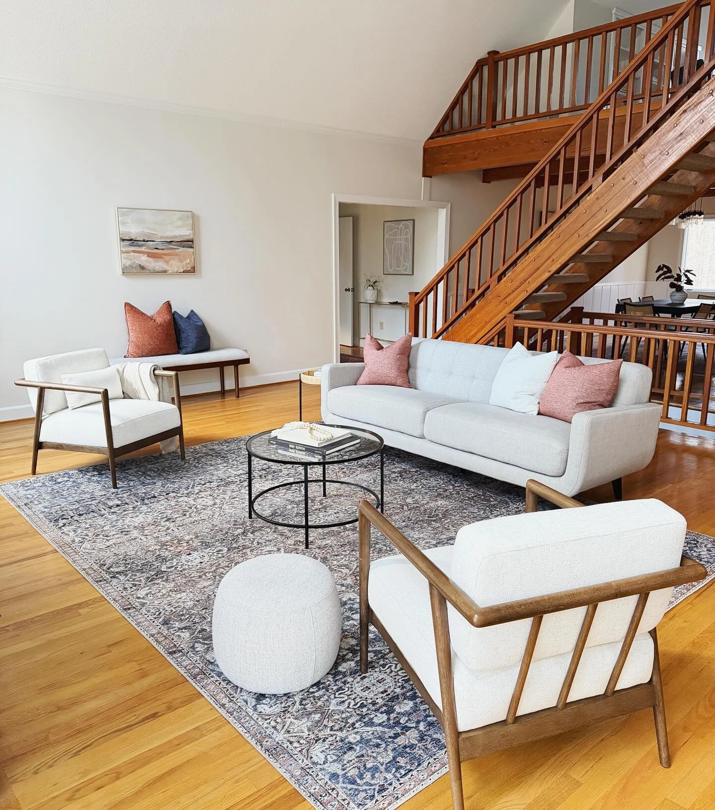 Doesn&rsquo;t the look of this room make you feel like you&rsquo;re nestled away in a log cabin? Sounds perfect on this cold day!
 
#interiordesign #homedecor #interiorstyling #stylist #homestaging