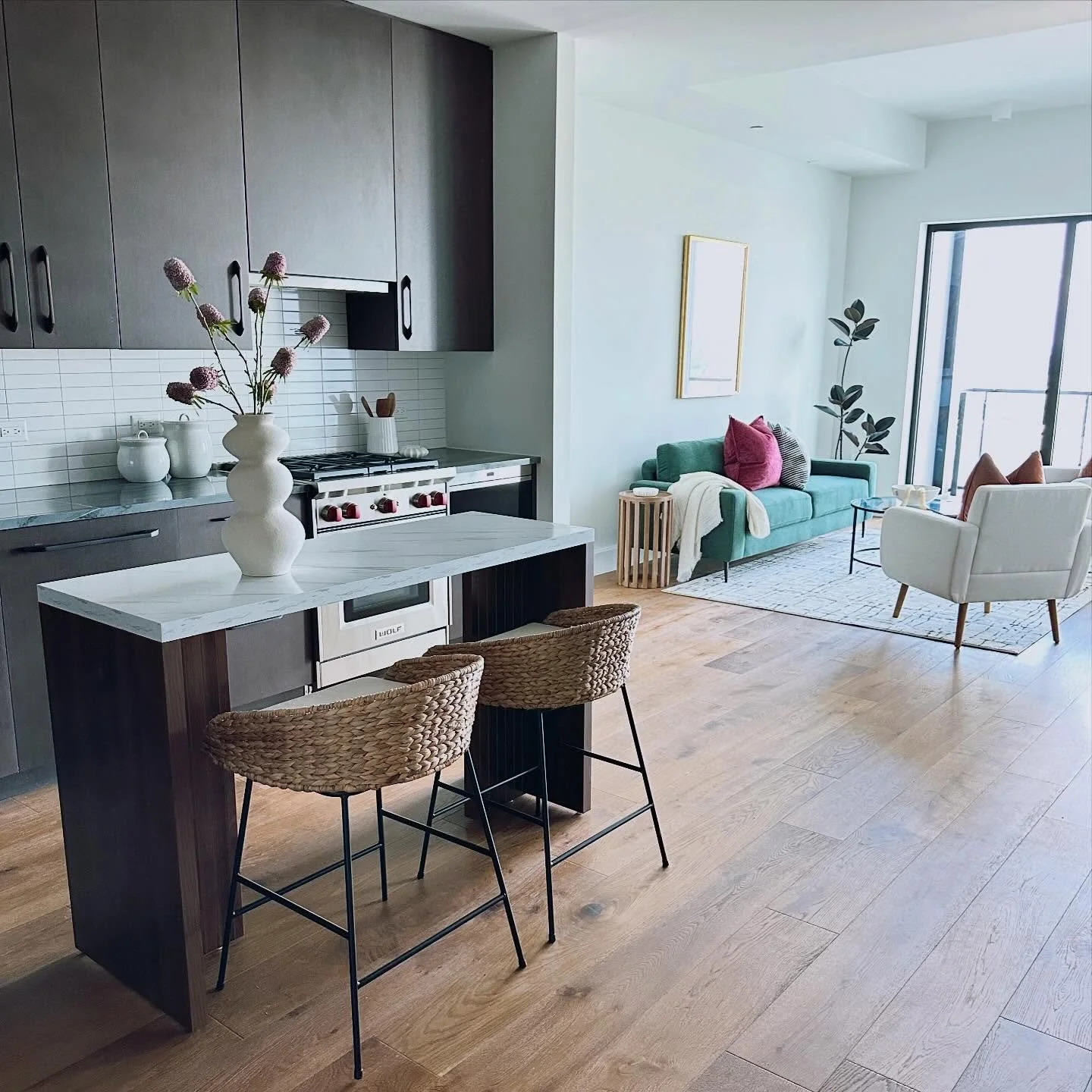 We love to style a kitchen - especially when it&rsquo;s already super stylish.

#interiordesign #downtowndurham #condoliving #interiorstyling #interiorstylist #thenovus #homestaging