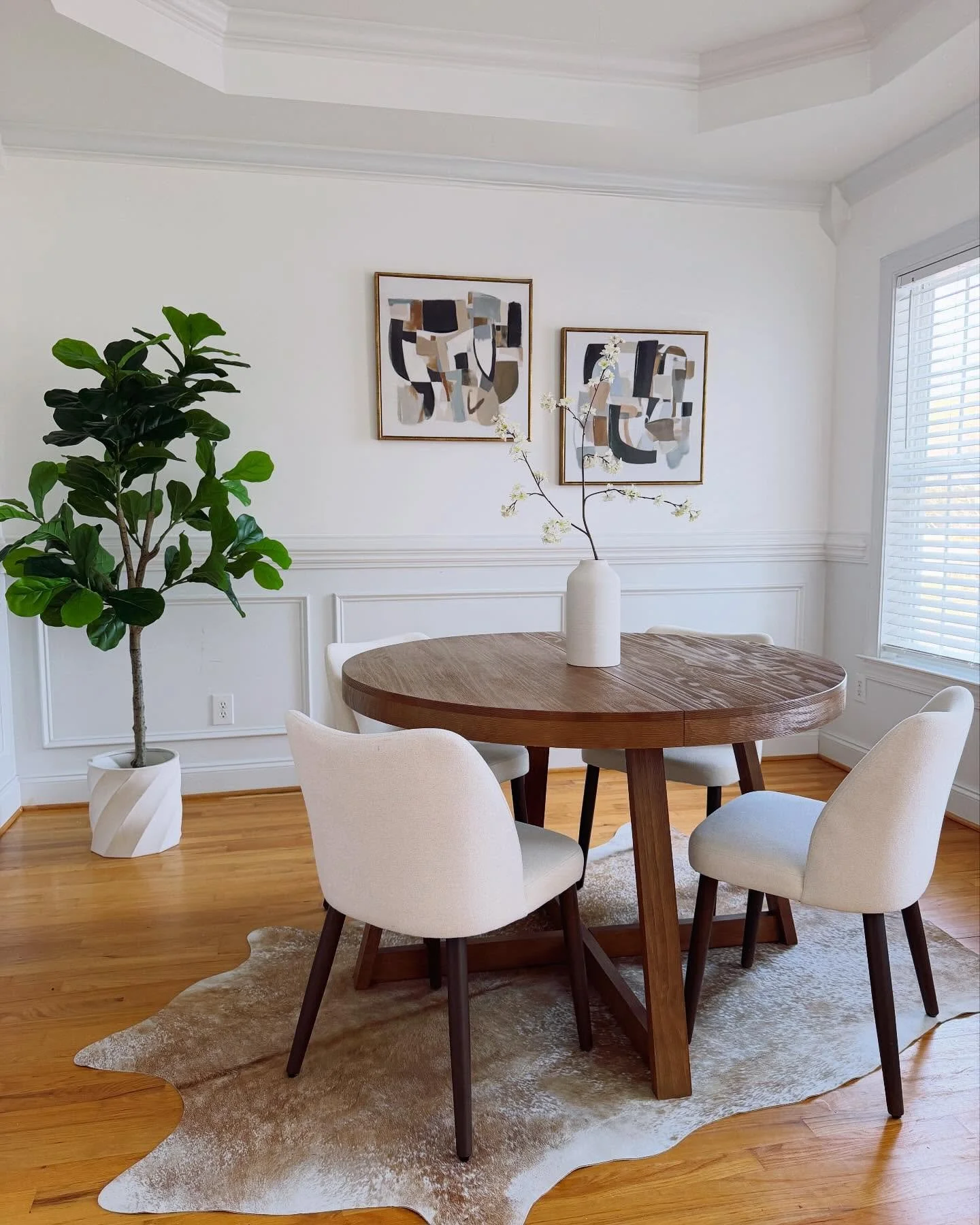 A little mix of cowhide and abstract art. I think they pair perfectly well together!

#homedecor #interiordesign #interiorstyle #interiorstylist #homestaging