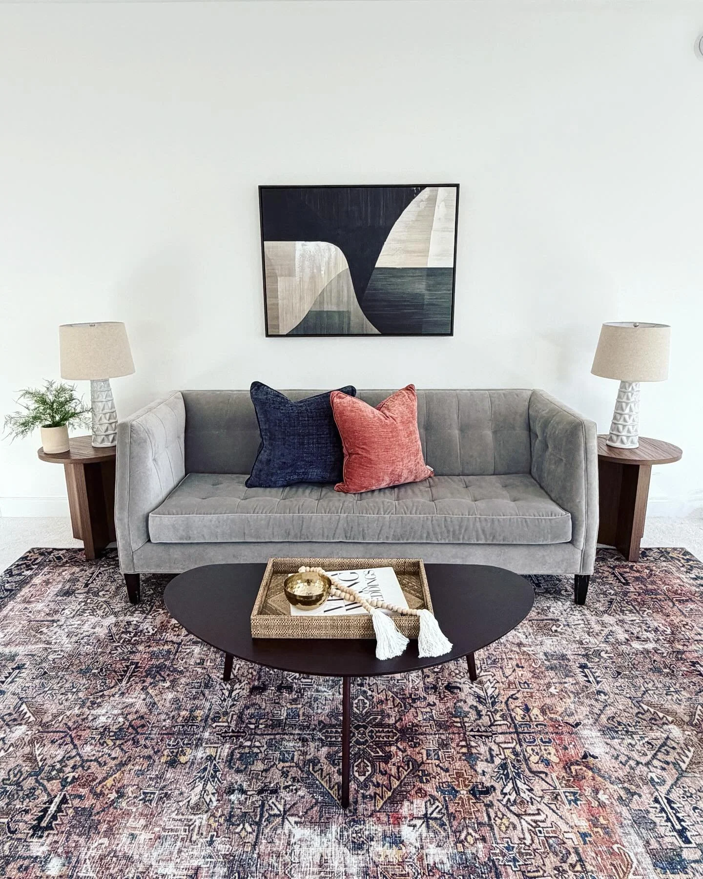 Who doesn&rsquo;t love a vintage style rug??? Paired with this MCM style sofa annnddd&hellip; we got vibes.

#homedecor #interiordesign #interiorstyling #interiorstylist #homestaging