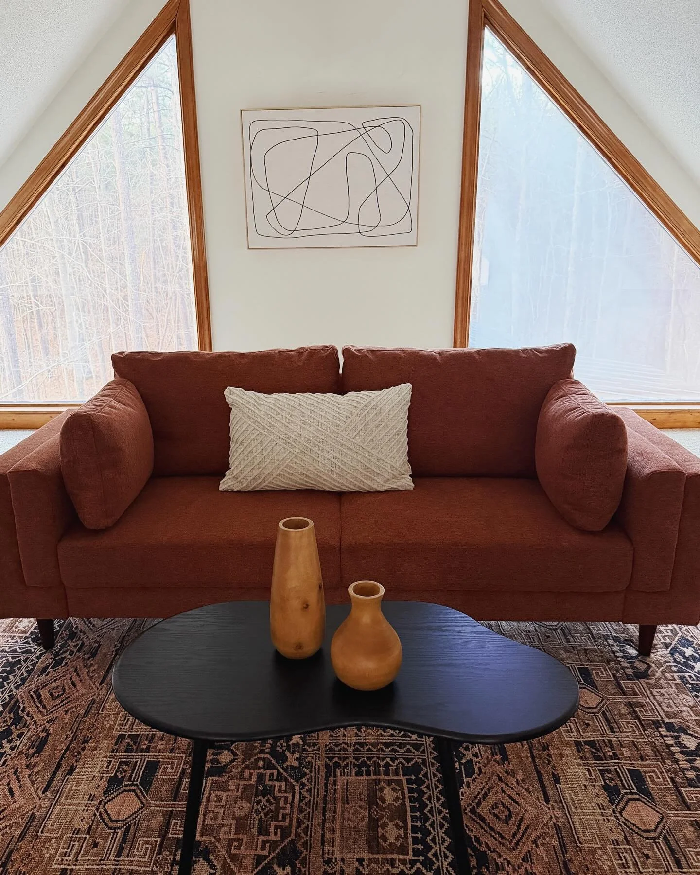 A loft that feels like it&rsquo;s in the top of the trees. Of course we used warm colors in the decor to cozy it up. 

#homedecor #interiorstyling #interiorstylist #interiordesign #homestaging