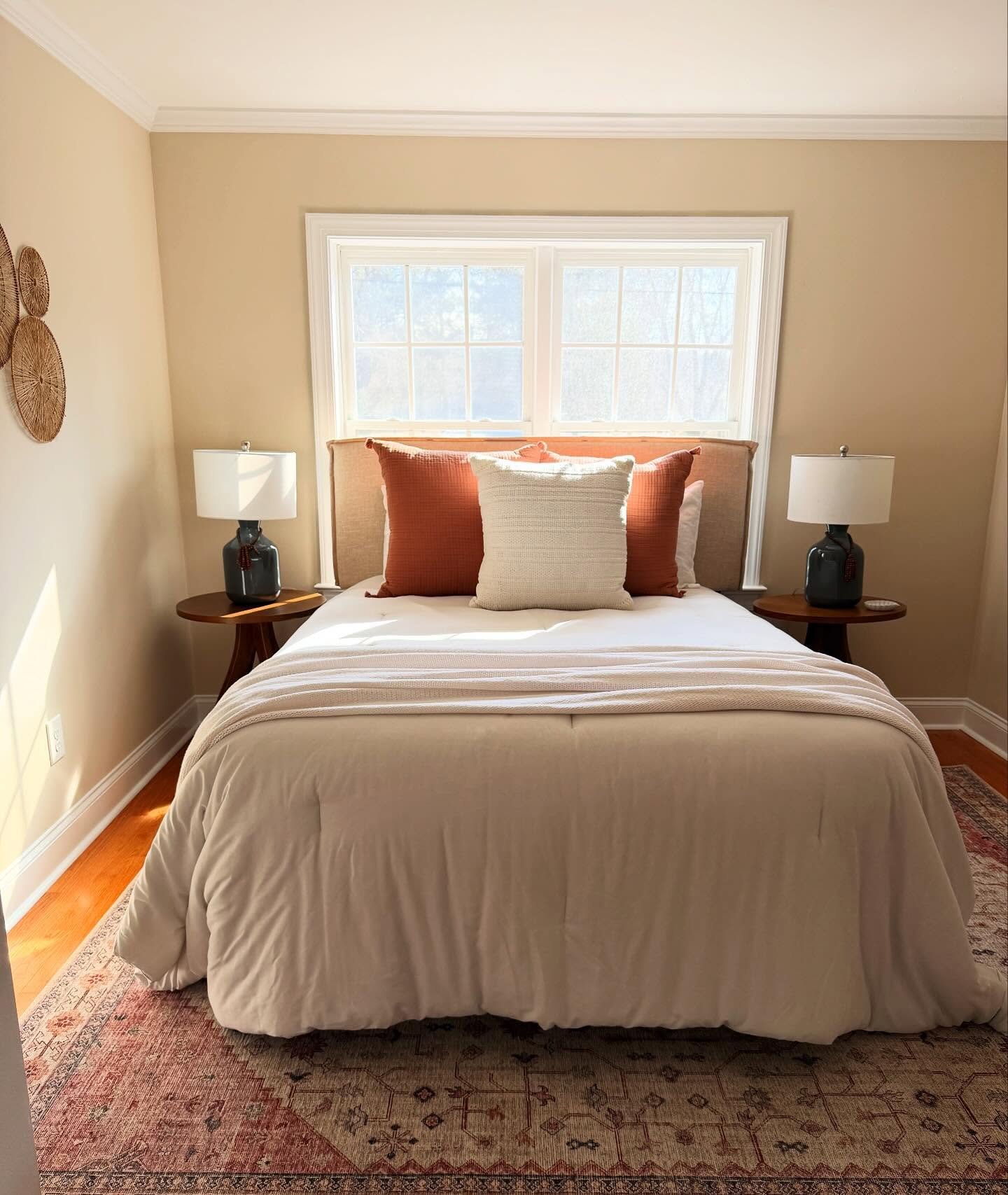 You don&rsquo;t need a lot of space to create a relaxing bedroom. Good light helps though!

#bedroomdecor #homedesign #interiorstyling #interiorstylist #interiordesign #homestaging