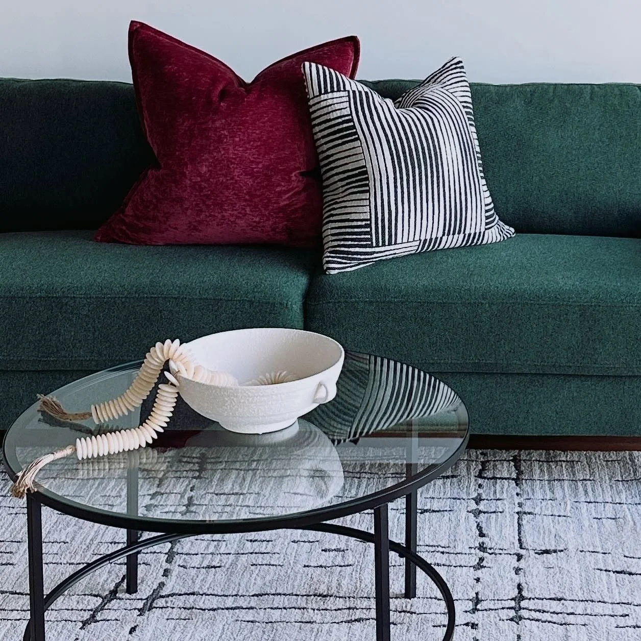 What&rsquo;s your favorite color scheme? Purple+black+green has to be one of mine!

#colorscheme #interiorstyling #interiorstylist #homestaging #interiordesign