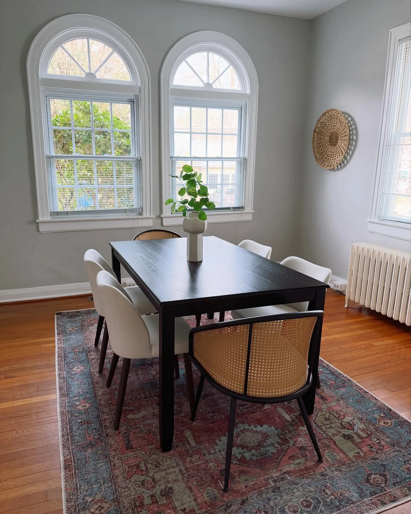 The windows. The radiators. I just love an old home - so much character. And so fun to add &ldquo;updated&rdquo; furnishings.

#oldhomedecor #olderhomes #interiorstyling #interiorstylist #homestaging #interiordesign