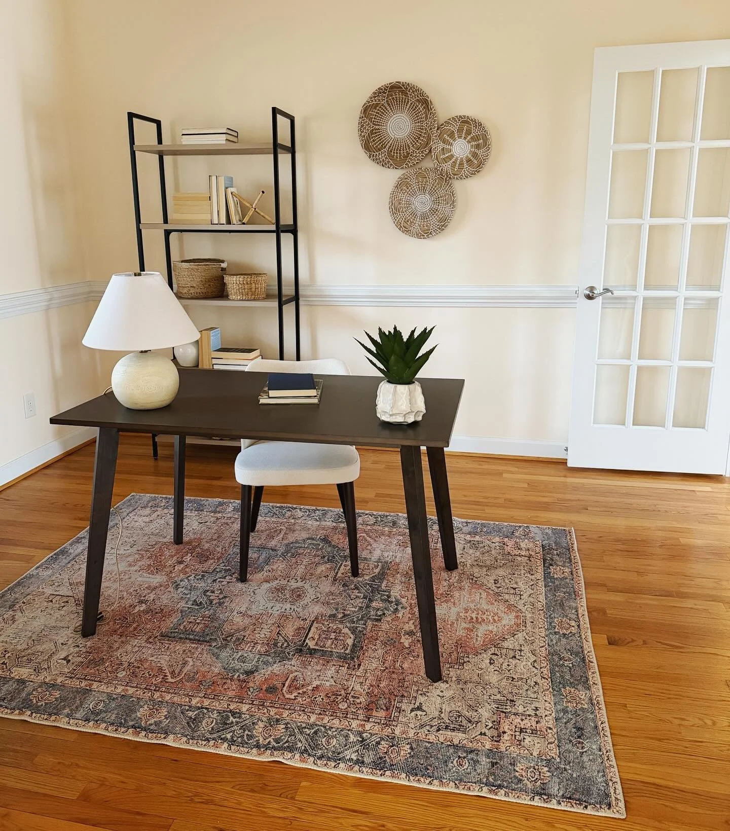 Just a cutie little home office.😃

#wfh #homeoffice #interiorstylist #interiorstyling #homestaging #interiordesign