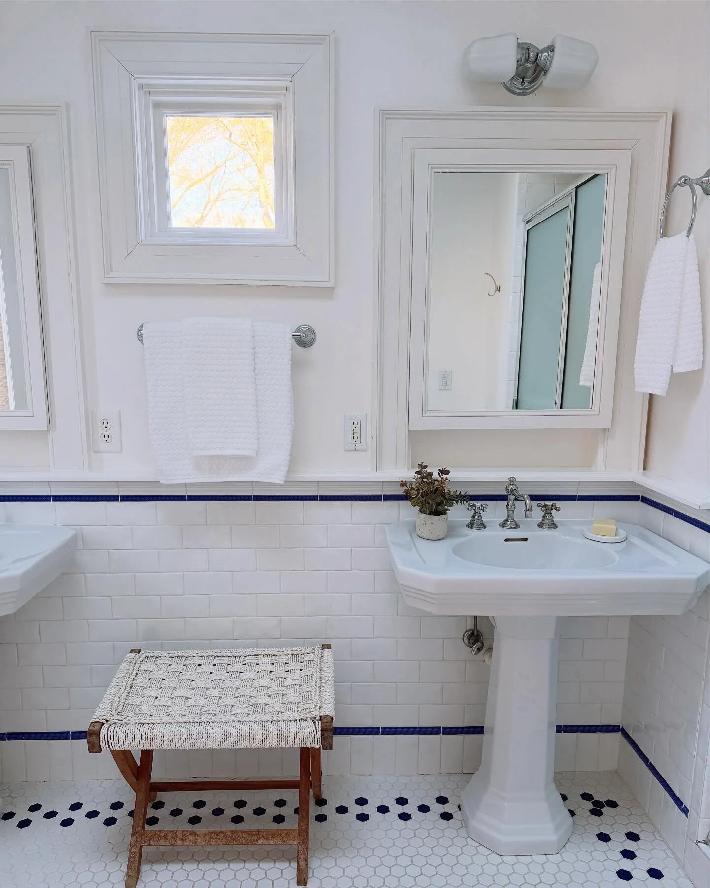 We love the character and charm of an old home. 

#olderhomebathroom #homestaging #interiorstyling #stylist