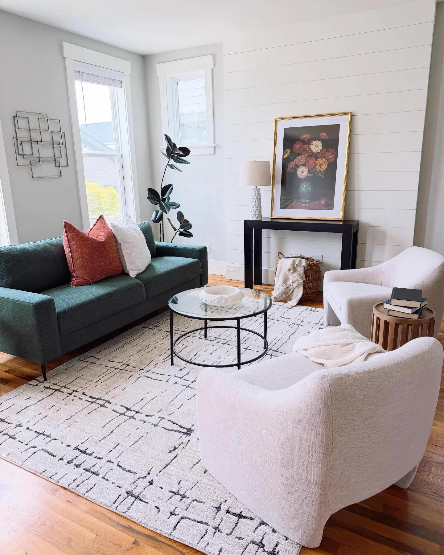 We love neutrals. We love color. We love when there&rsquo;s a nice balance of both.😃

#homedecor #interiorstyling #interiorstylist #homestaging #interiordesign #designwithcolor