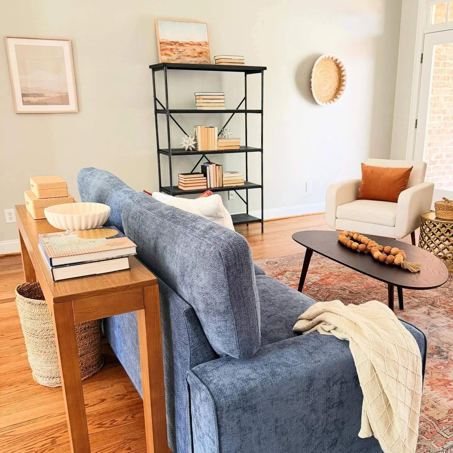 We ❤️ styling accessories! And some of our faves to use - books. Oh, and anything from @homegoods 😃

#accessorystyling #homedecor #nteriorstylist #interiorstyling #homestaging #interiordesign