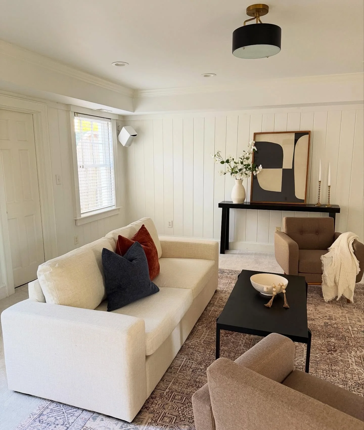 I love using a white sofa. I mean, really, it always works.

#homedecor #interiorstyling #stylist #homestaging #interiordesign