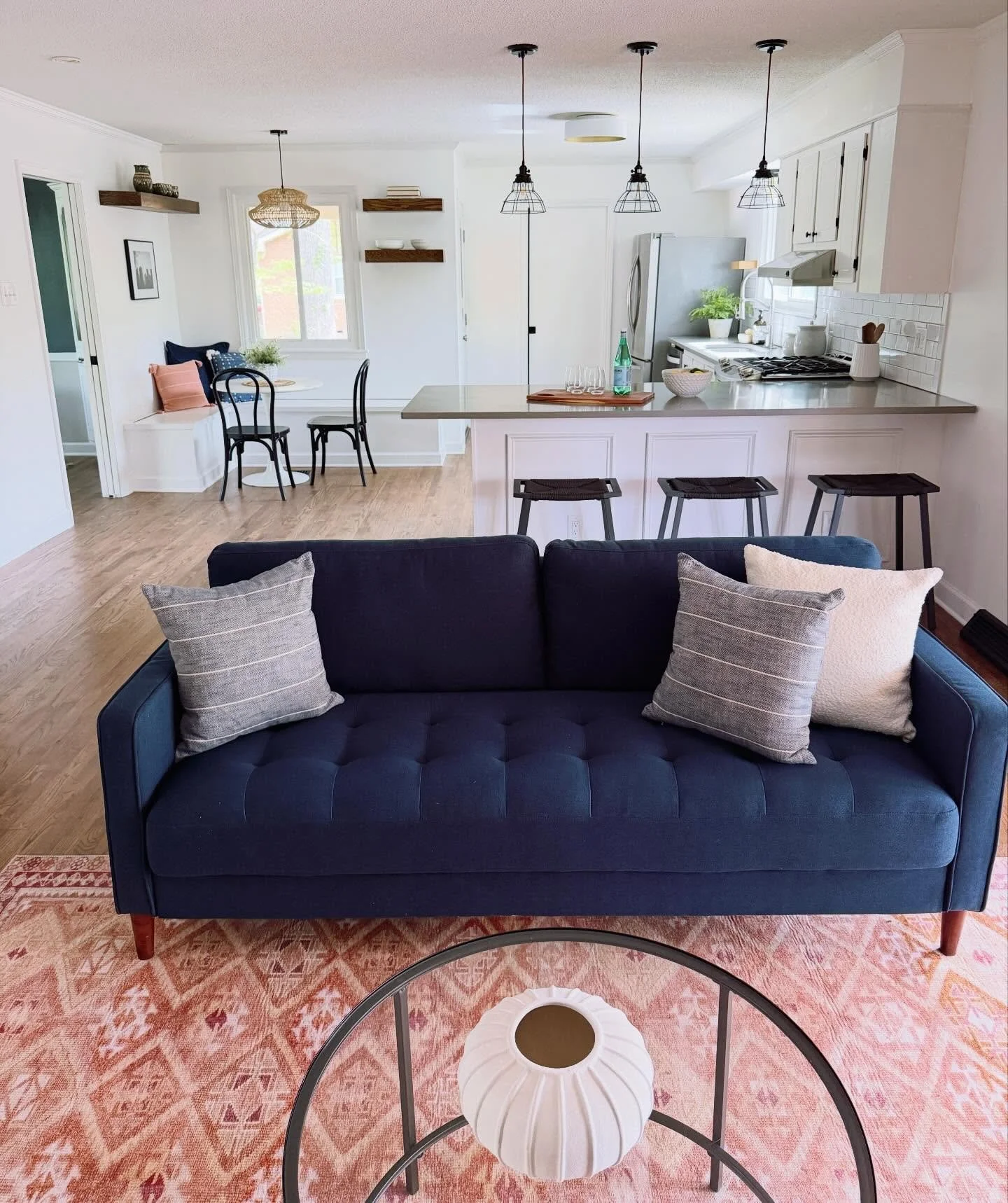 We love a ranch style home, and this 1960&rsquo;s one is a beaut!

#interiorstyling #interiorstylist #homestaging #homedecor #ranchstyle