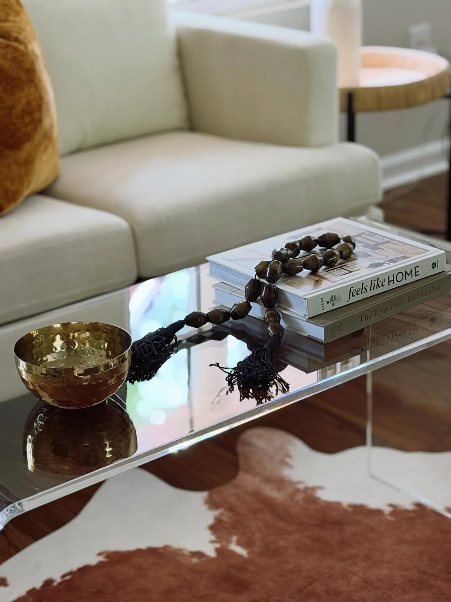 Furniture is great and all, but we love accessorizing! Have I mentioned my love for @homegoods before? These coffee table accessories are straight outta Home Goods and they&rsquo;re the perfect finishing pieces.

#interiorstyling #interiorstylist #ho