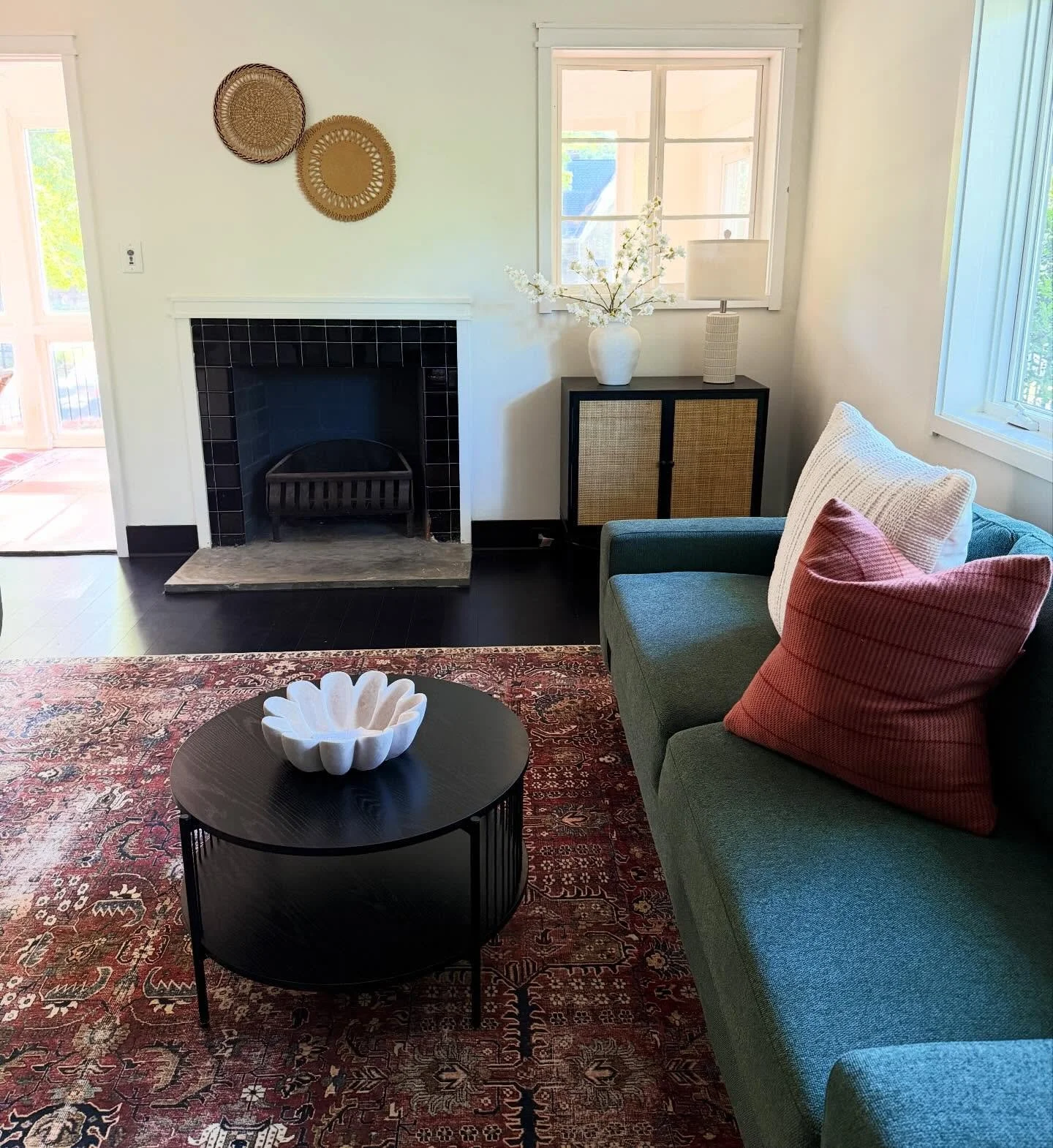When the home has great bones, it doesn&rsquo;t take much to turn it into a lovely space. Simple styling!

#interiorstyling #interiorstylist #homestaging #interiordesign