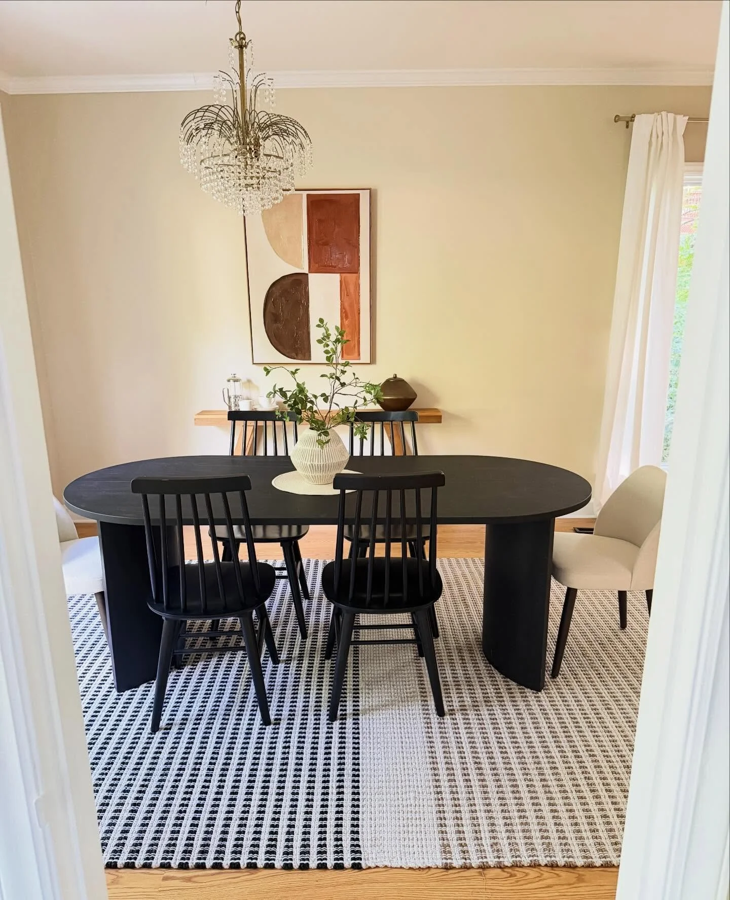 The light definitely adds a little glam, wouldn&rsquo;t you say?

#interiorstyling #interiorstylist #homestaging #interiordesign