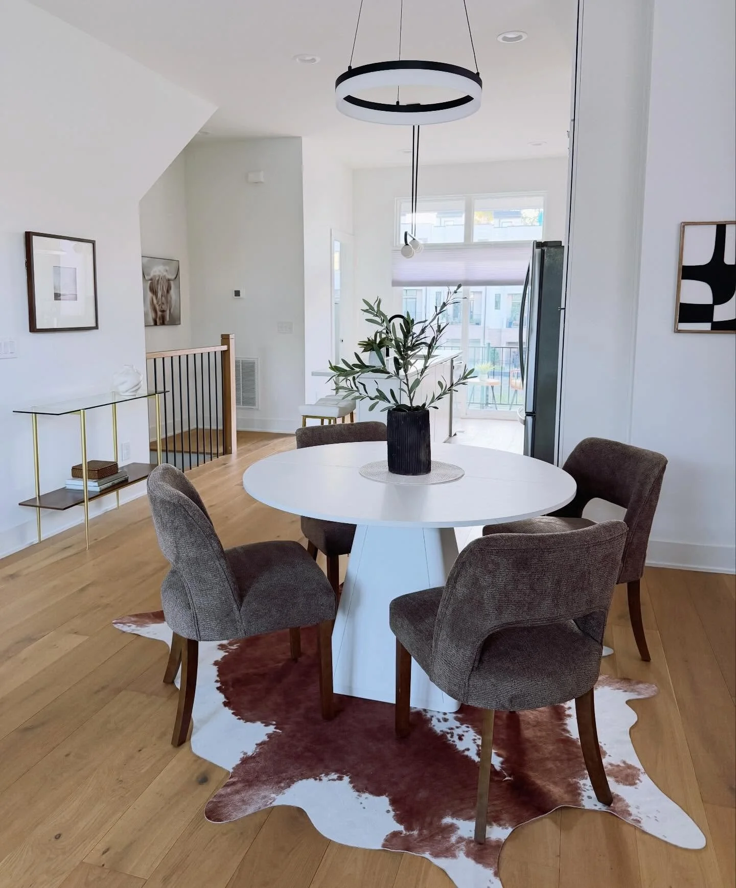 We looovvve styling modern updated spaces!

#interiorstyling #interiorstylist #downtowndurham #homestaging #interiordesign