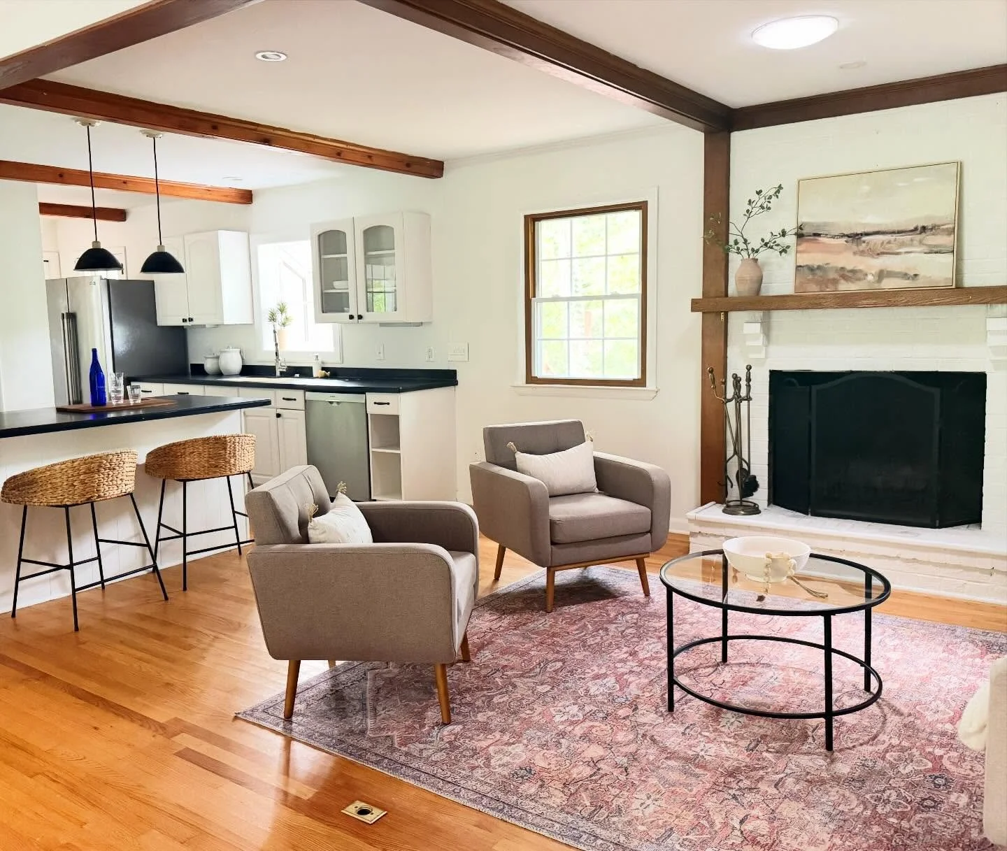 Just a charming 1960&rsquo;s home with great character - so easy to style.
#interiorstyling #interiorstylist #homestaging #interiordesign
