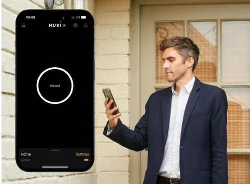 man_with-phone_nuki-screen_4-3_us.png