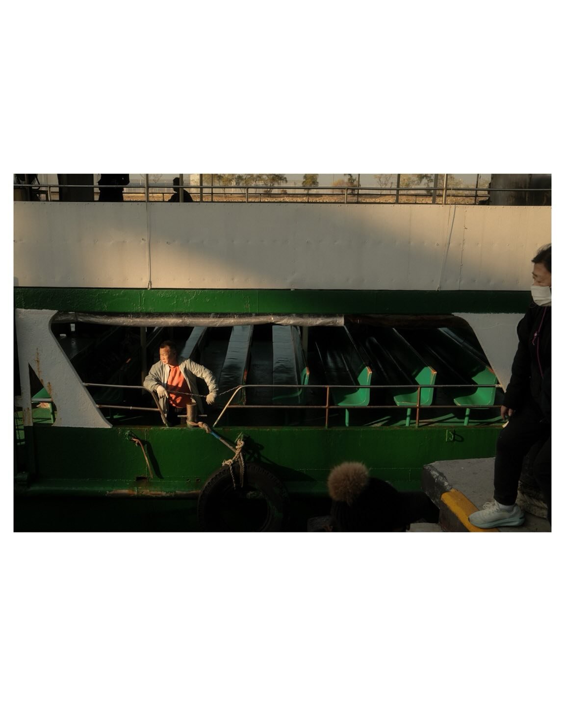 Golden Hour.

#goldenhour #hongkong #streetphotography #urbanmood #lightandshadow