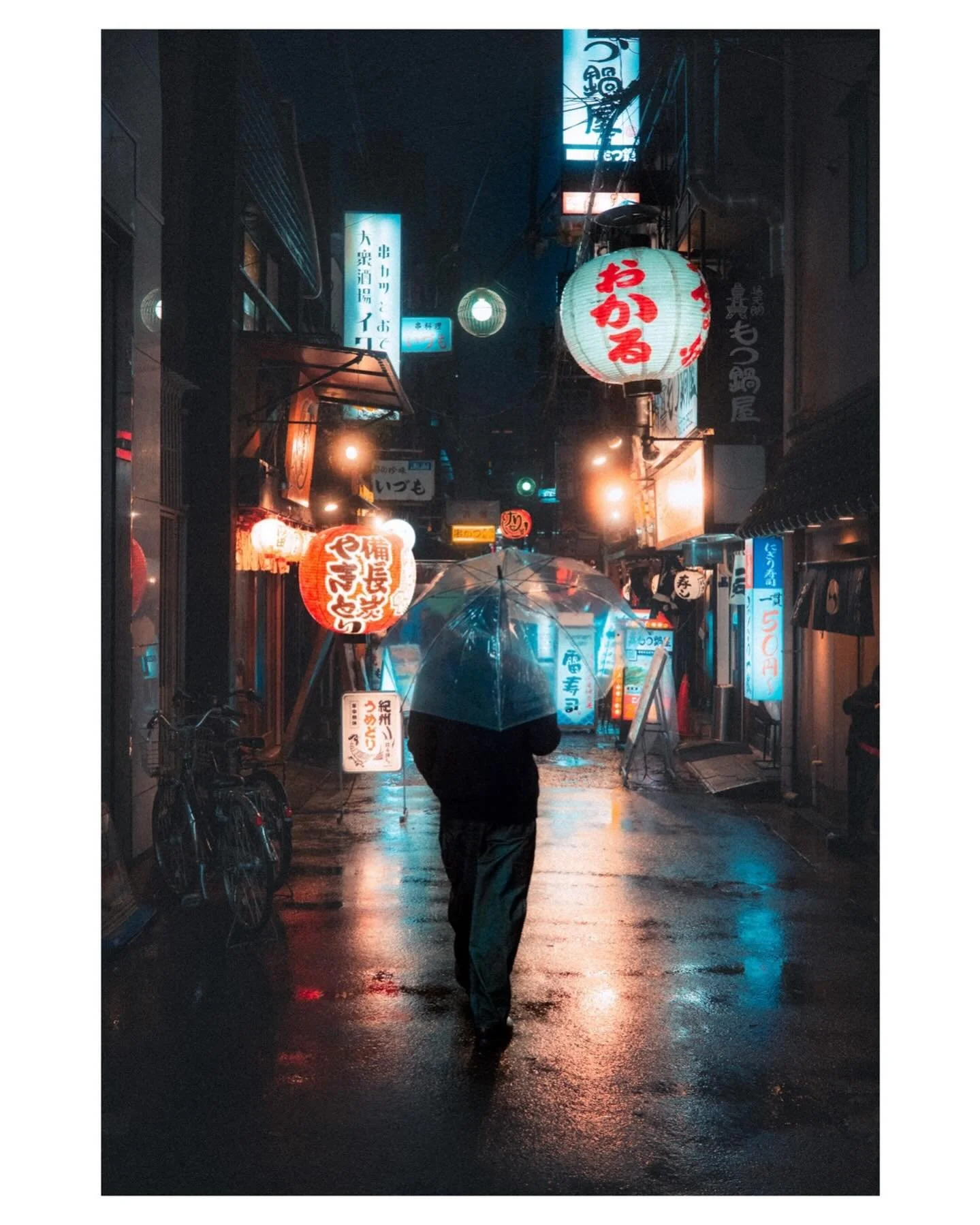 The streets tell better stories in the rain.

#osaka #streetphotography #rainyday #fujifilm #x100vi