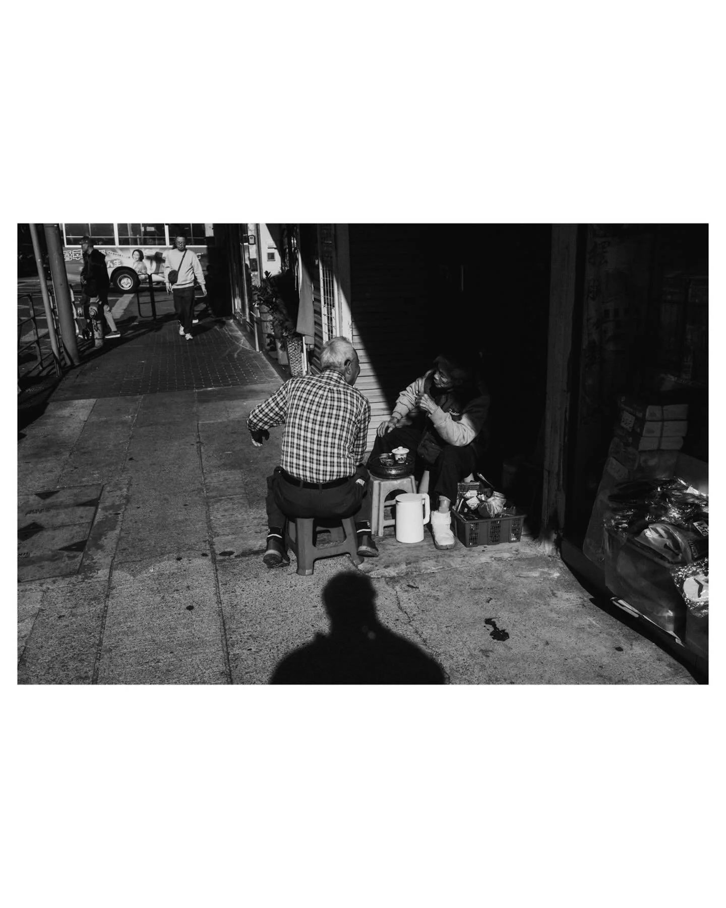 Act of seeing, left visible.

#streetphotography #photographyprocess #hongkong #fujifilm #bnwphotography