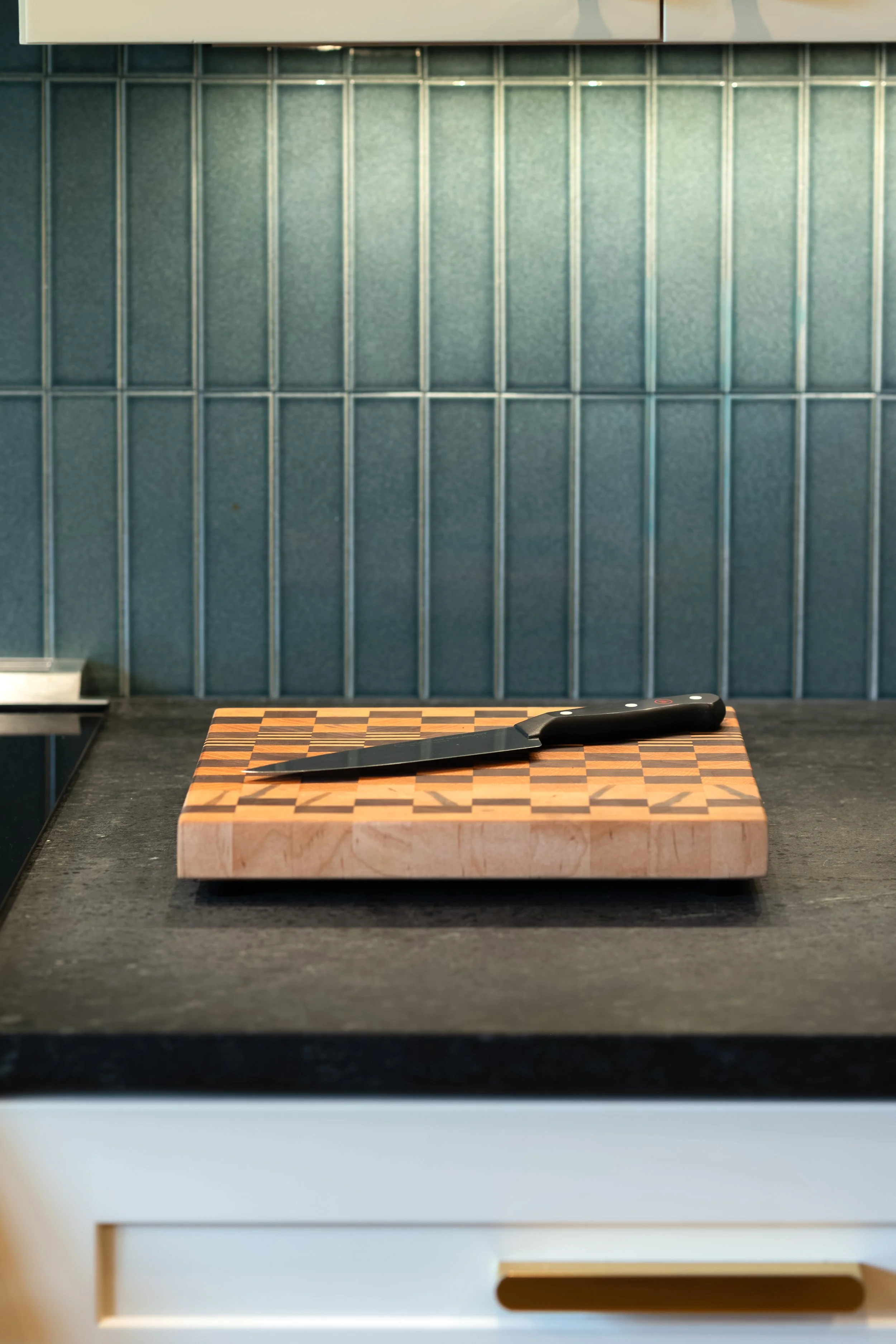 ERI-Fix-It-YellowKitchen-15.jpg