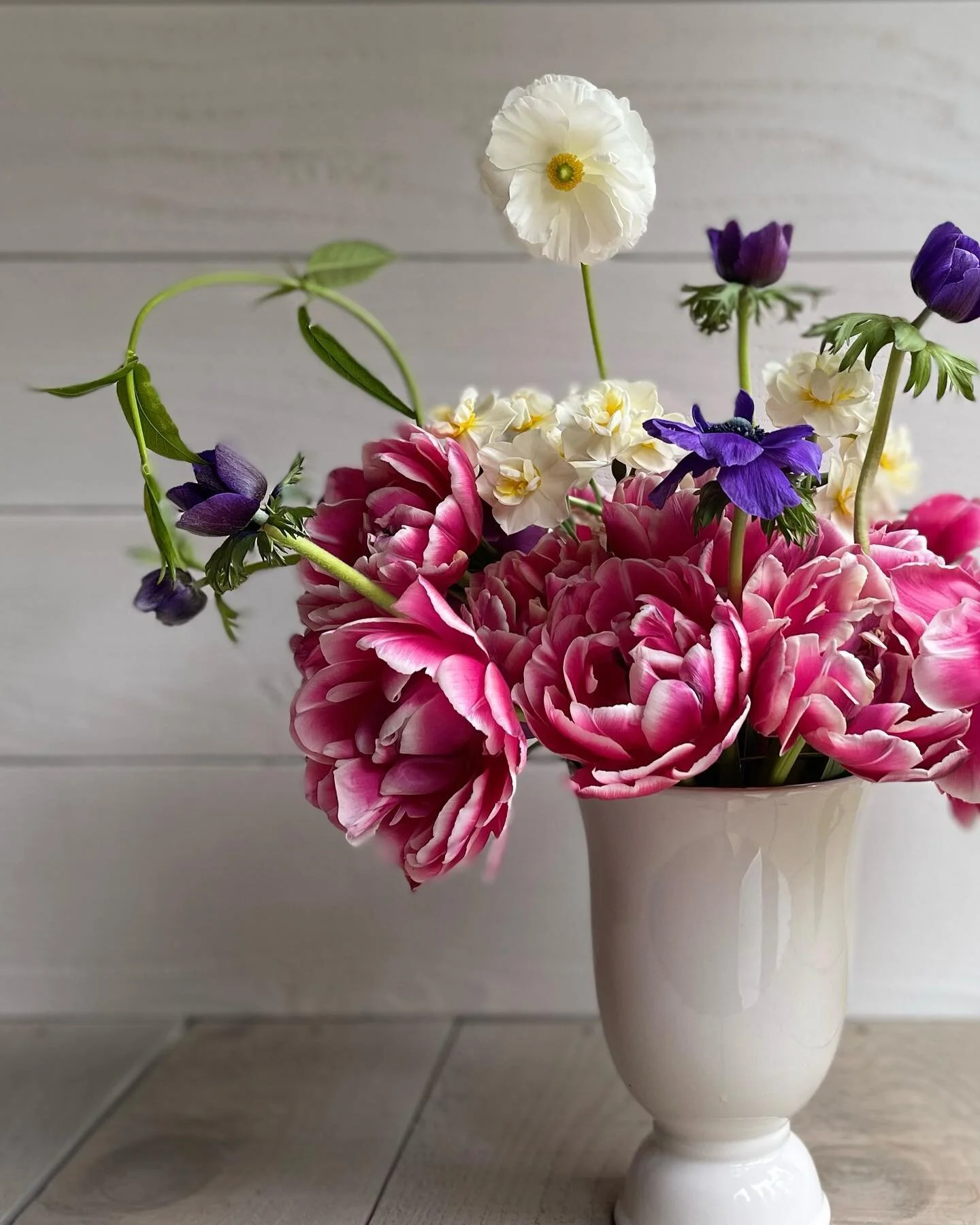 Anyone else enjoying a little kiss of sun on your cheeks from the sunny weekend?  I forgot to reapply  sunscreen mid-day, I&rsquo;m out of practice. 

Here&rsquo;s a Bright &amp; Bold arrangement for an otherwise overcast Monday.  But it&rsquo;s warm