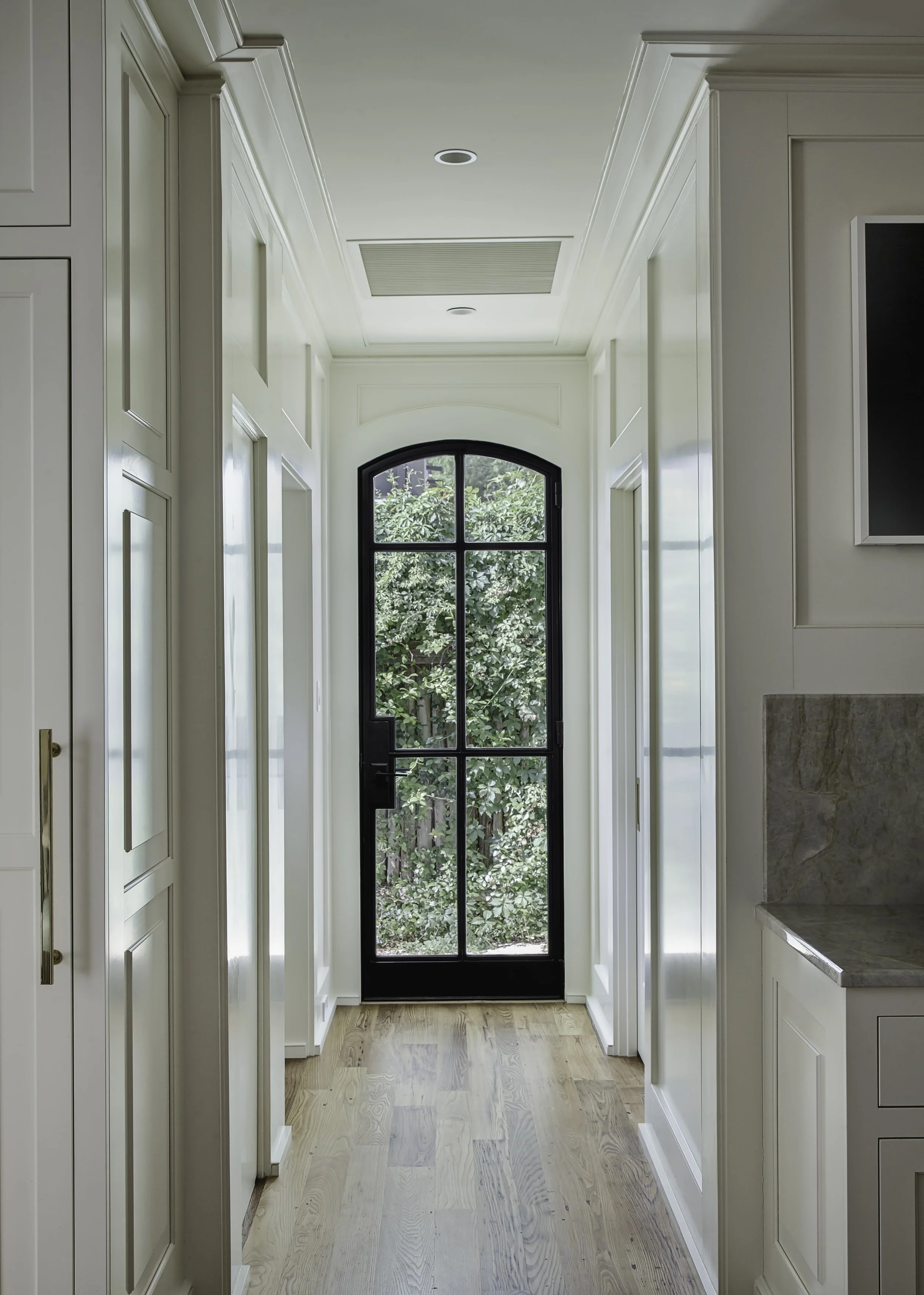 amandaBruemmer_haris_pantryHall.jpg