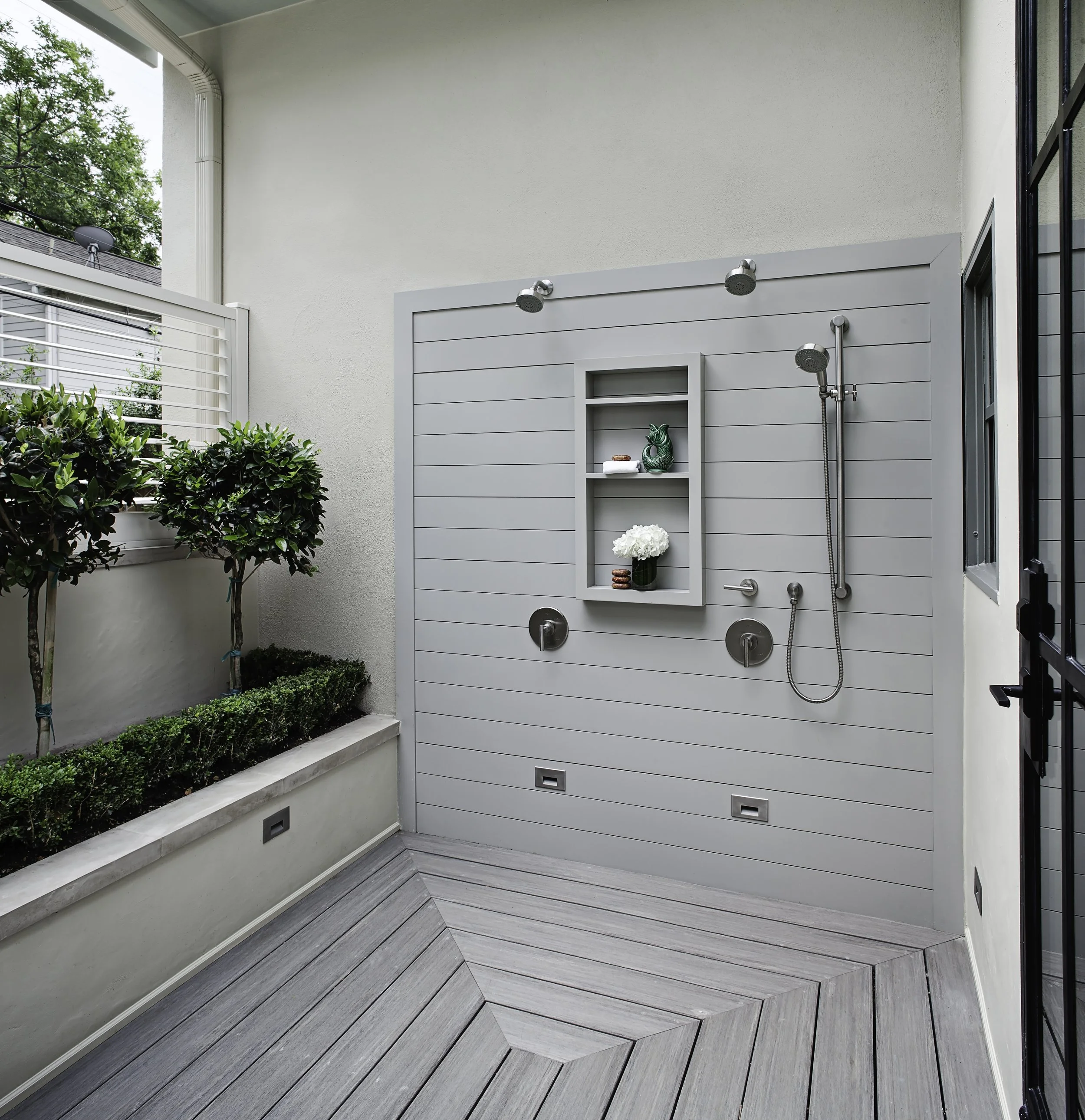 amandaBruemmer_haris_outDoorShower_REV_R1.jpg