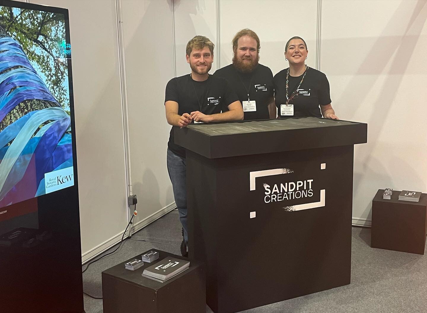 Hello from the @familyattraction_expo! Had a great day meeting lots of new faces and catching up with some more familiar ones, and meeting lots of dinosaurs&hellip; looking forward to day two tomorrow!

#familyattractionexpo #expo #sandpitcreations #