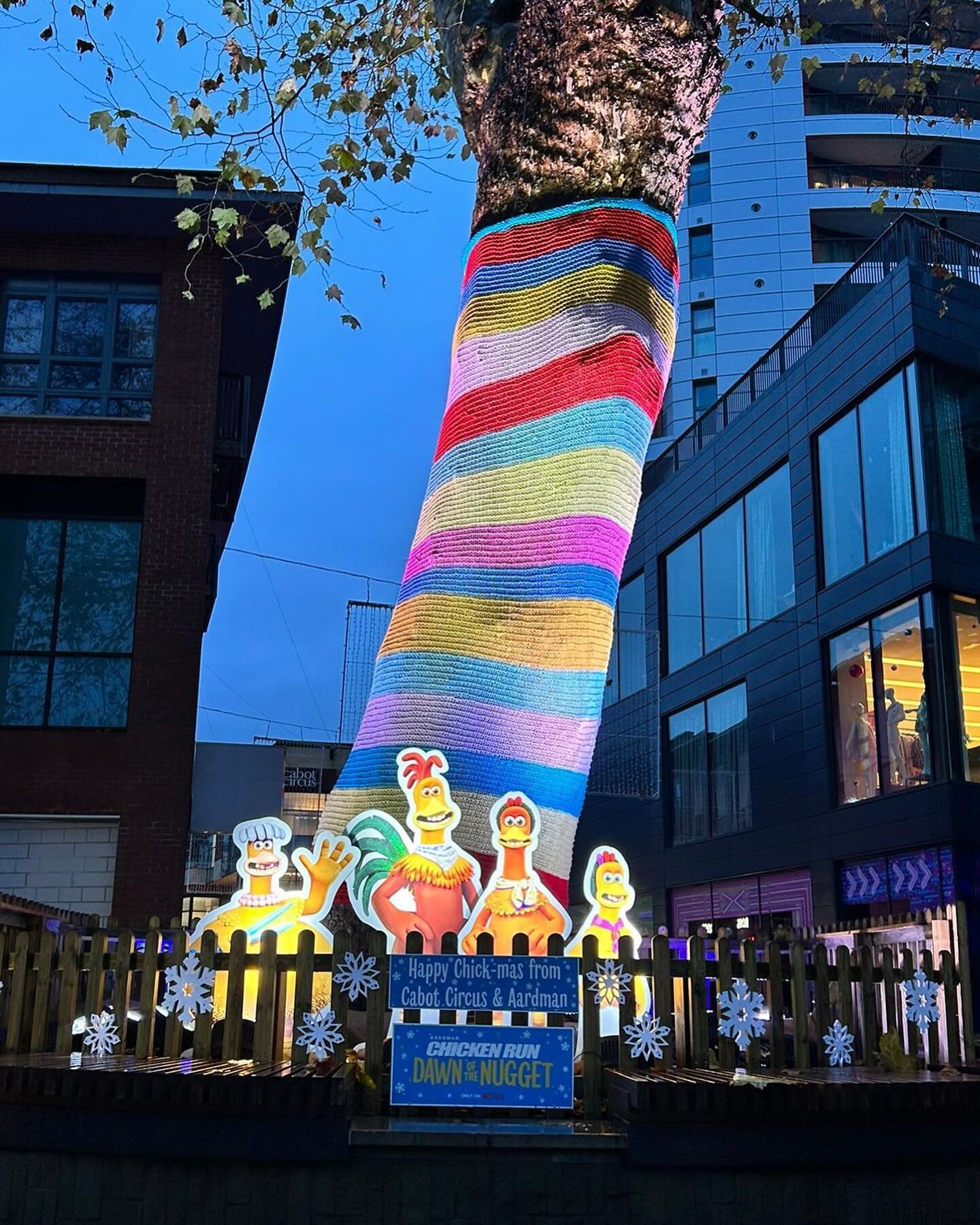We loved creating this giant knitted project in Cabot Circus, Bristol, promoting Chicken Run: Dawn of the Nugget.

We yarn bombed this enormous tree with what started out as a 5 x 5.5 metre knitted panel. (Yes that is a looot of yarn!!) The panel was