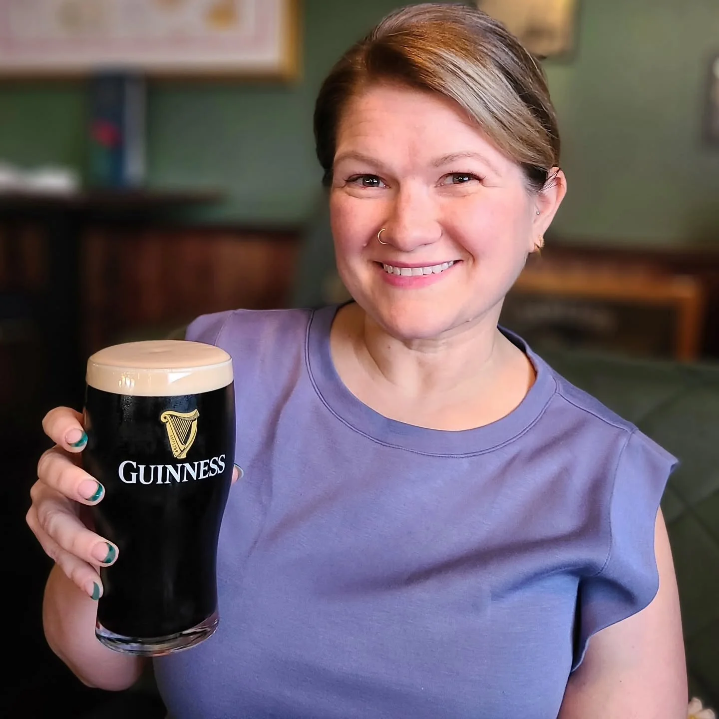 Ready for Dublin tomorrow! 🇮🇪 🍻  Thanks to @thecastleirishpub for priming me for the craic we're about to have!

Follow along in our posts and stores for highlights from our second international Go Mama Go Travel mommymoon.

Sl&agrave;inte! ☘️