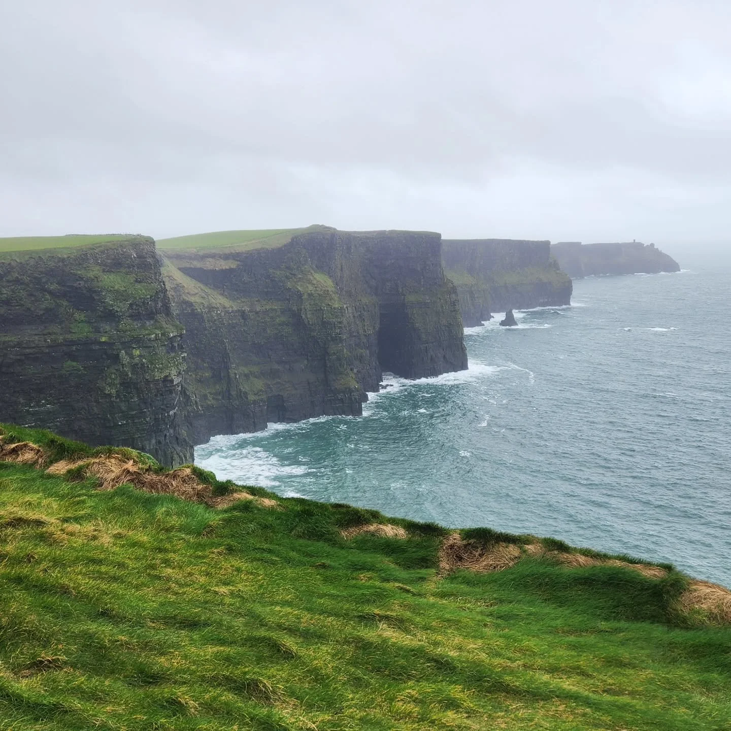 Dublin Mommymoon -- Day 3 Photo Recap ☘️ 🇮🇪 Cliffs of Moher &amp; Galway Day Trip

Our morning started VERY early at 5 a.m. to catch the bus with Eve (❤️) from @wild_rover_tours to the Cliffs of Moher and Galway, clear across Ireland to the west co