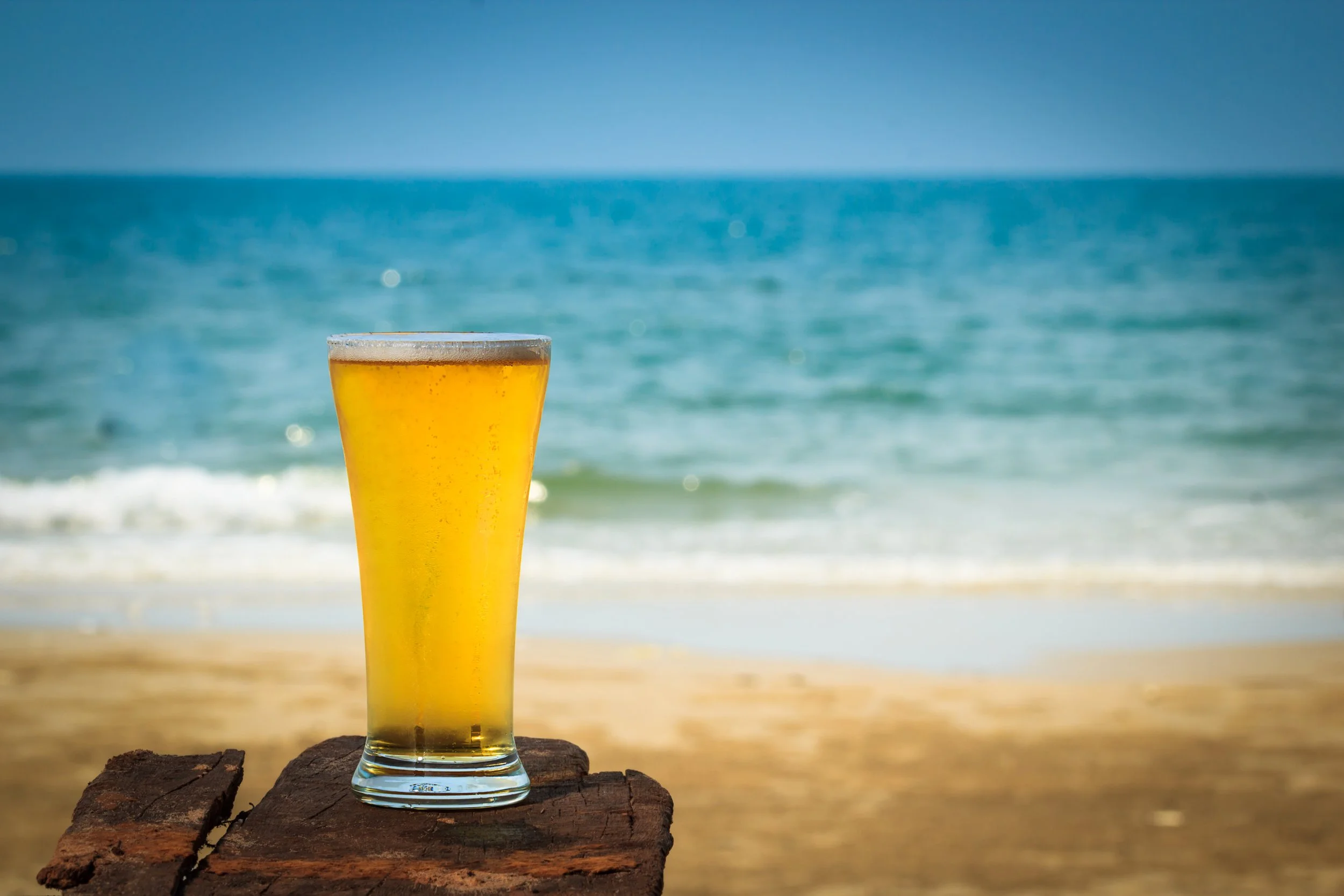 vecteezy_cold-beer-on-beach_2863981.jpeg