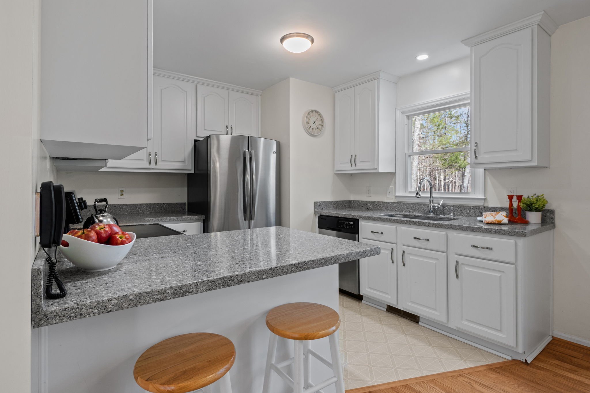 8814 Partridge Run Breakfast Bar.jpg