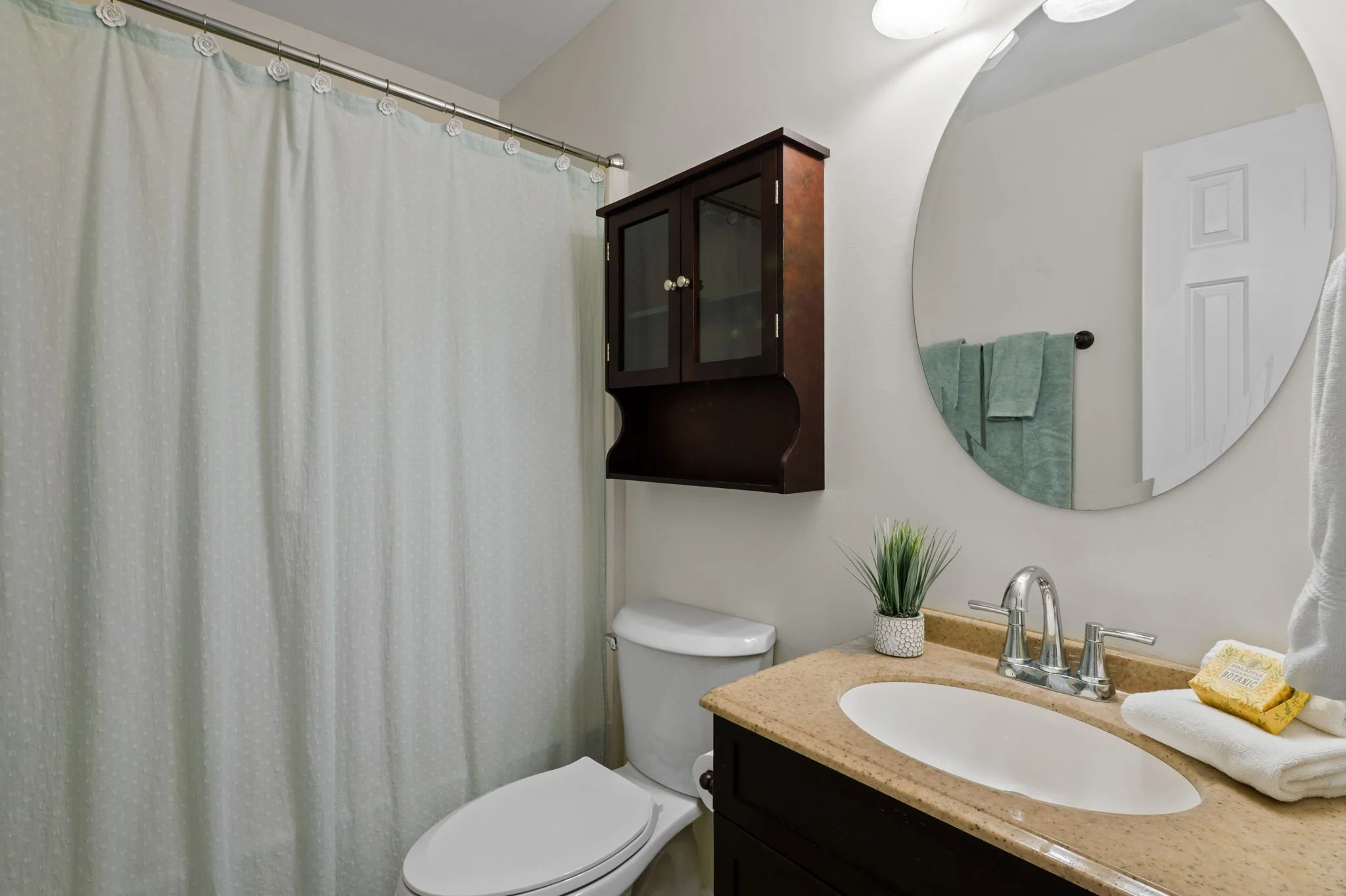 8814 Partridge Run Hall Bath.jpg