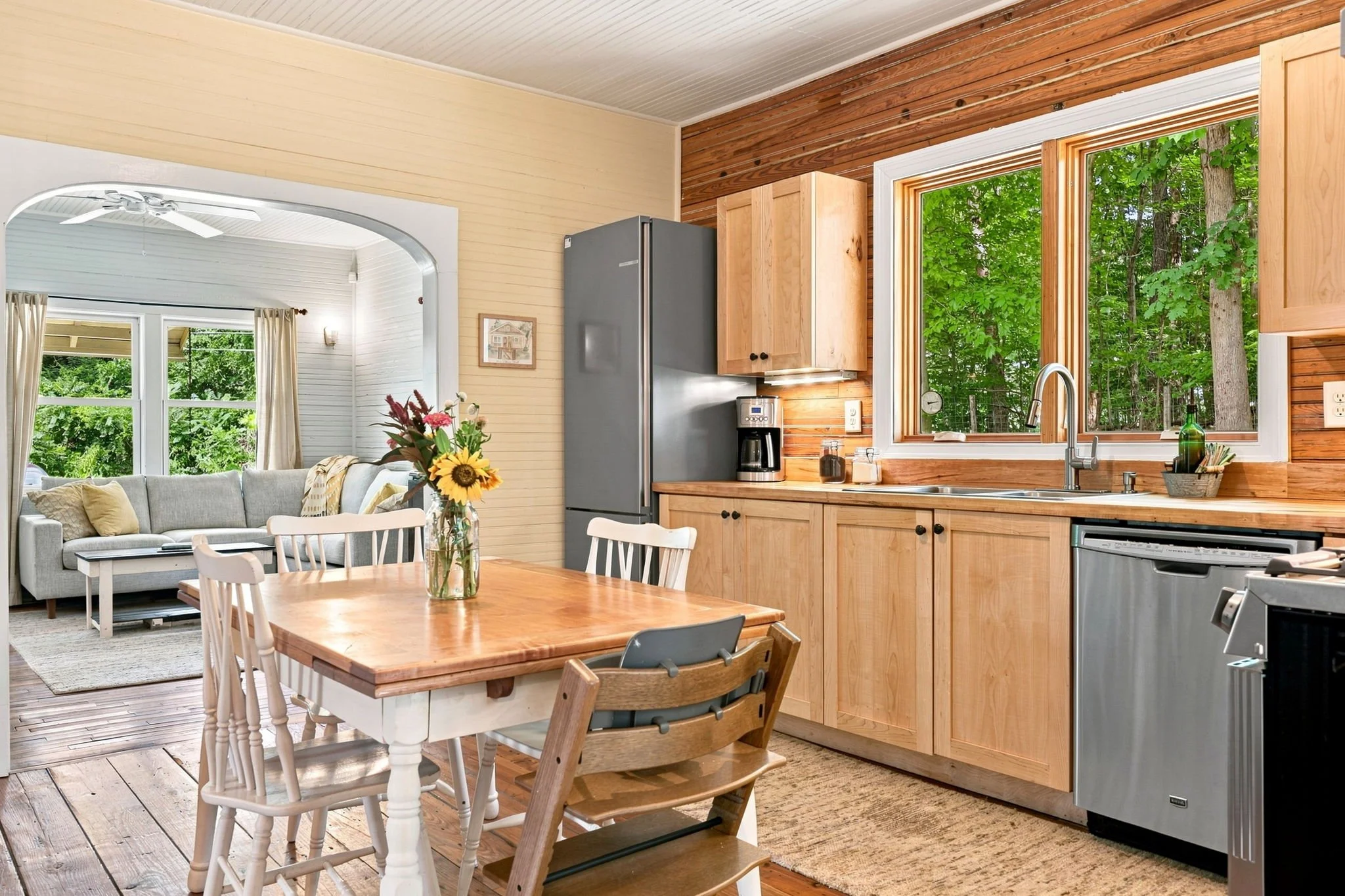 Updated eat-in kitchen