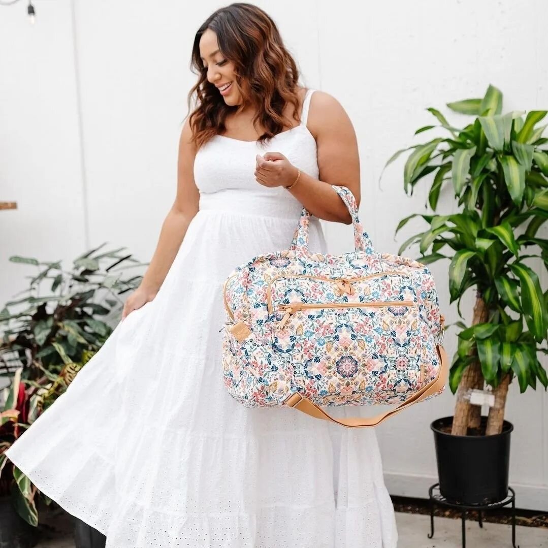 #repost
Heading on a Spring break trip?!☀️ This new&nbsp;@verabradley&nbsp;bag is begging to be your carry on! These are my favorite because they hold SO much stuff and are super lightweight so It doesn&rsquo;t add any extra lbs to travel with! ~Kryc