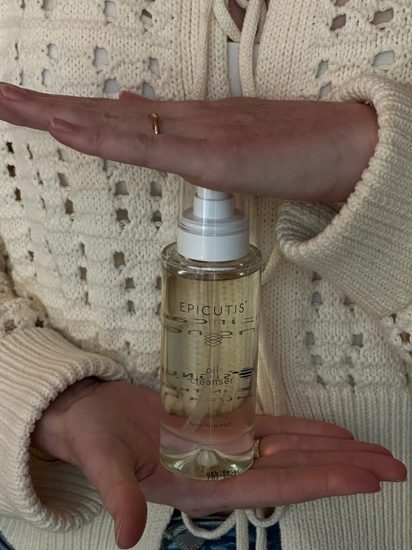 As temperatures drop, give your skin deeper hydration. Epicutis Oil Cleanser and Lipid Serum keep your barrier strong all fall long. This are our must-have pair! 

Pick up in clinic or order online!