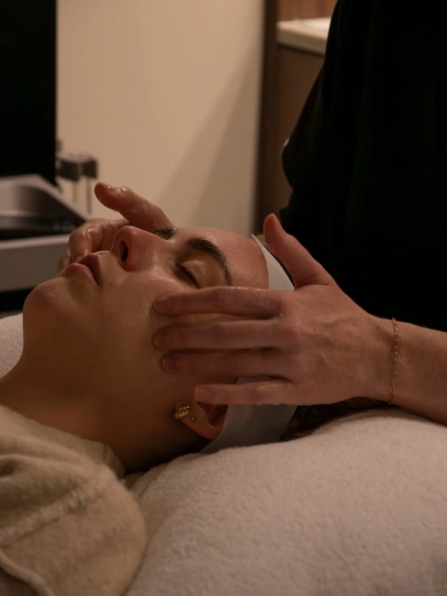 Not all facials are created to do both, but these are.

The Method Facial and The Epicutis Facial were intentionally formulated to deliver a restorative, grounding experience while actively improving skin health.

If you want to feel relaxed and see 