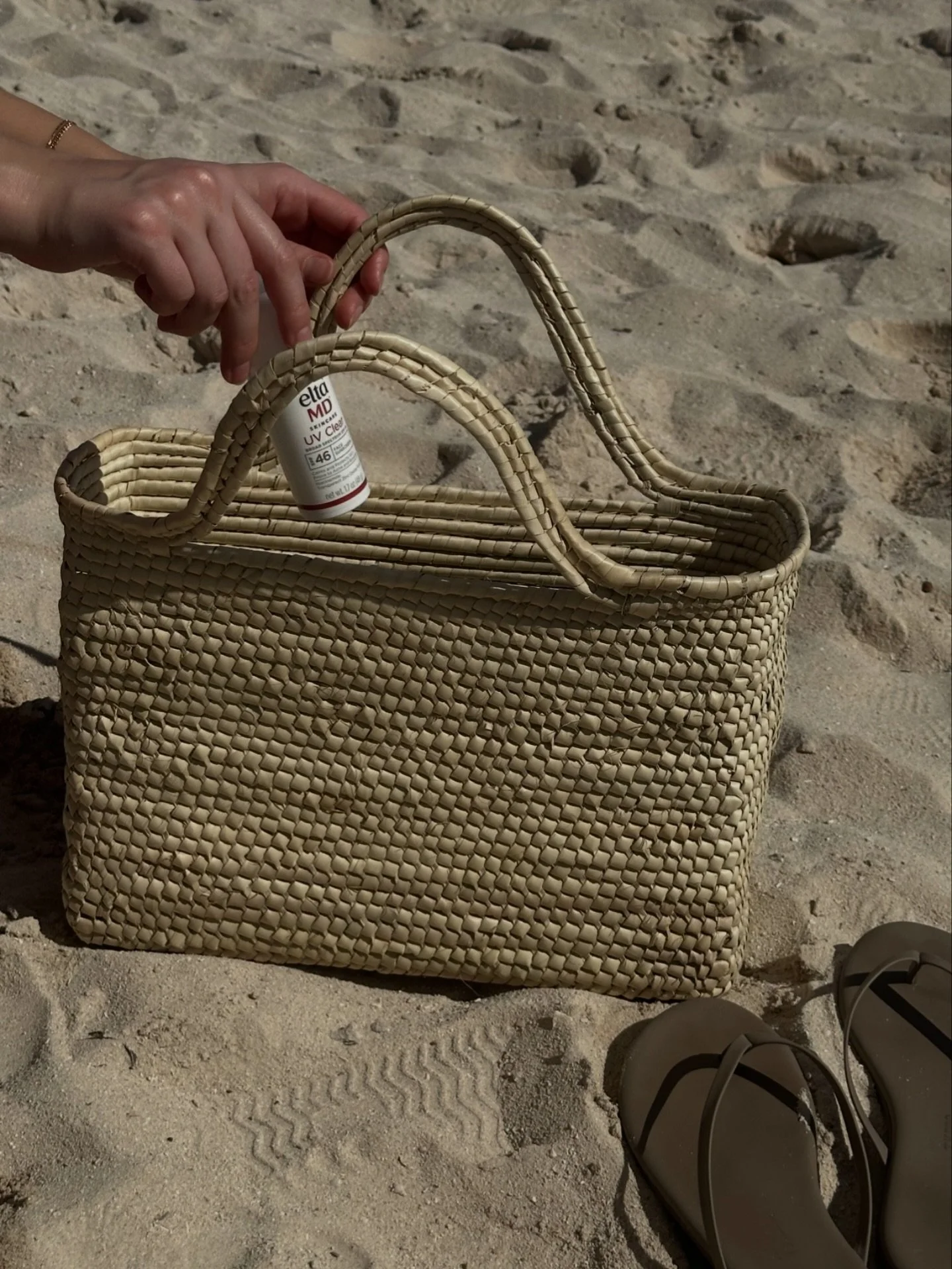 Headed somewhere warm? Don&rsquo;t forget to pack your face sunscreen! 

It&rsquo;s ideal to use a sunscreen specifically formulated for your face, as they usually contain lighter textures, non-comedogenic formulas and skin safe ingredients to protec