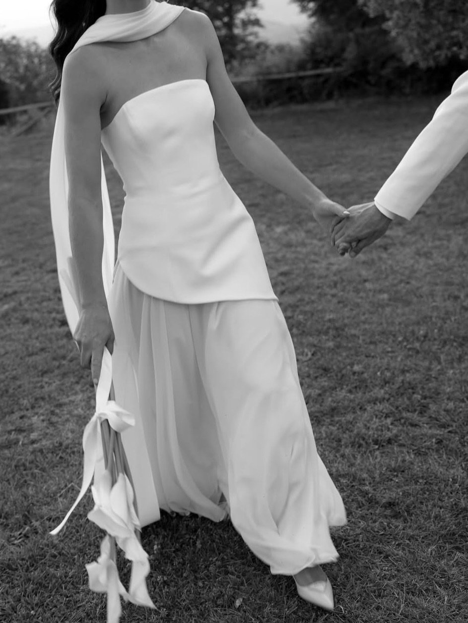 SPHERE BRIDE &mdash; @laurenpluker embodying modern romance in The Julie @sophieetvoilabridal, set against the stunning backdrop of her Tuscany ceremony. 

Explore, fit and order our Sophie et Voil&agrave; collection at our Brisbane gallery by bookin