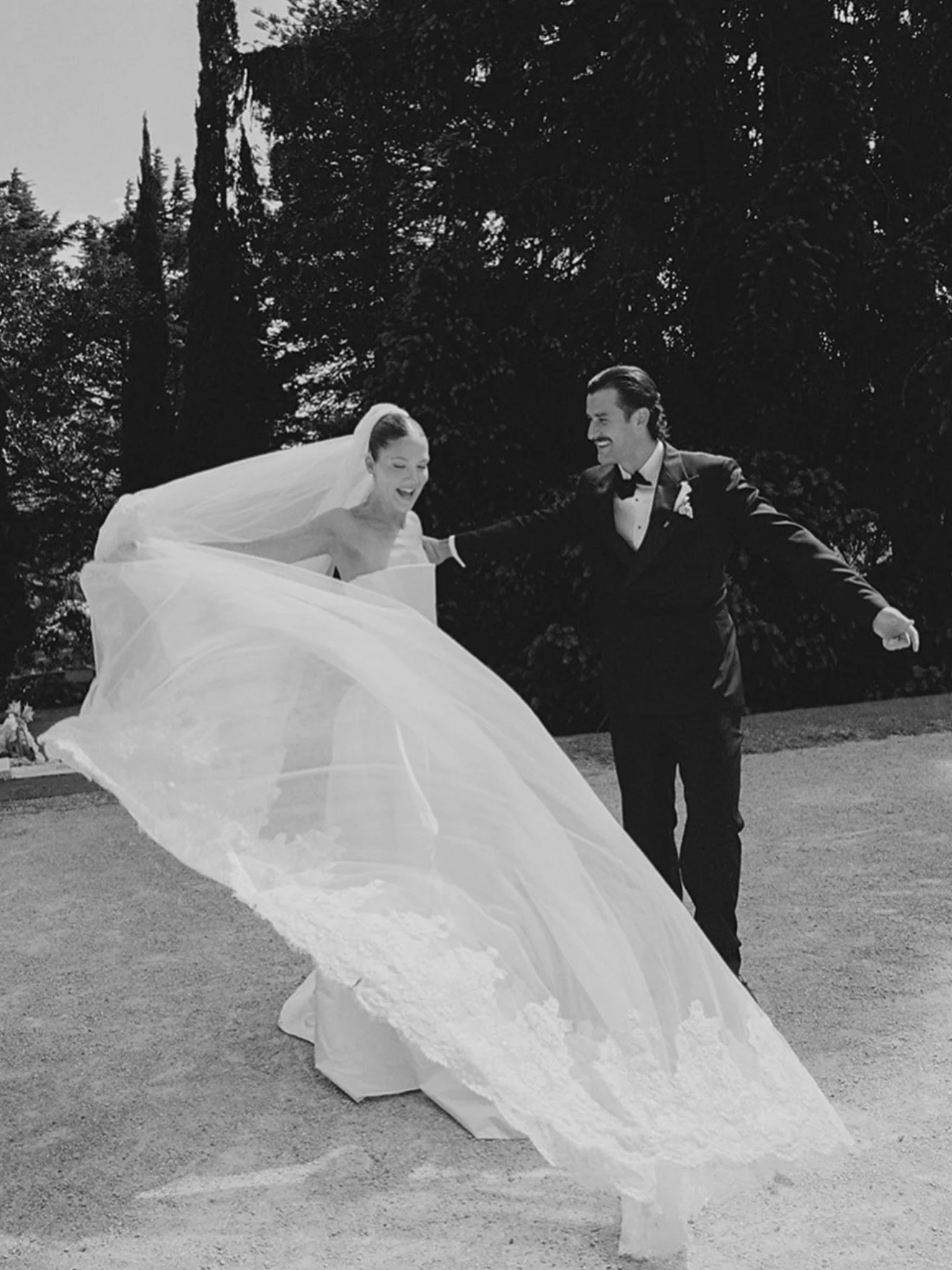 CUSTOM SPHERE VEIL &mdash; A moment of drama and elegance. Our custom made in-house Sphere Veil paired with modern meets chic @wedstudio_ Ursa Corset Dress &mdash; as seen on Sphere bride @jacquiealexander. 

Contact Sphere for all custom veil enquir