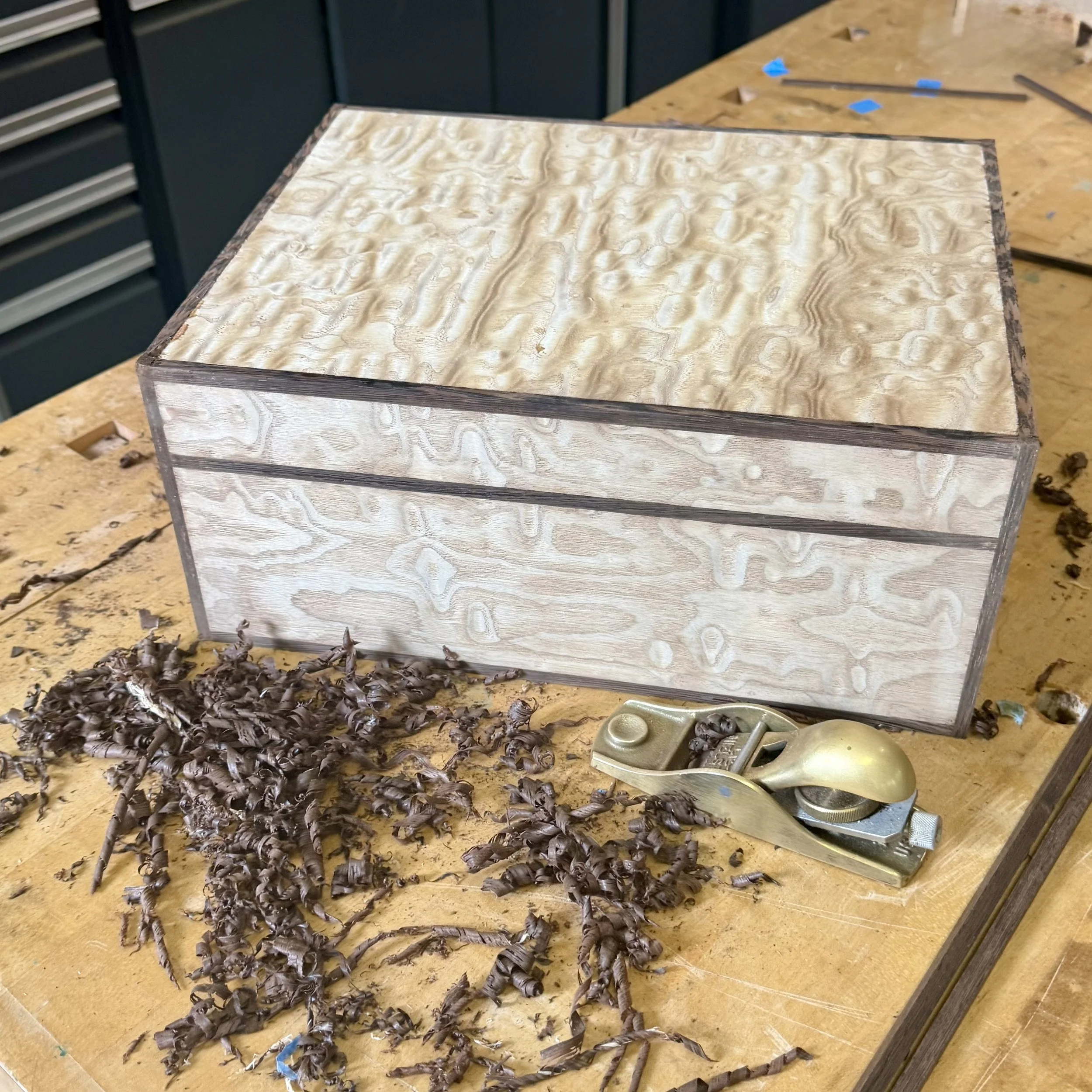 Flushing up inlay