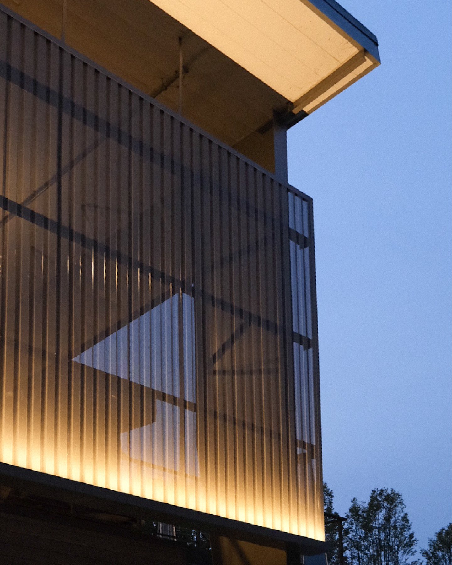 Glowing in the heart of Woodinville, Blanca&rsquo;s 2023 project with @arcarchitects was full of life during a recent visit. 

The social energy of @markryanwinery, @longshadowsvintners, @fidelitaswines, and @lattawines is illuminated by a layered at