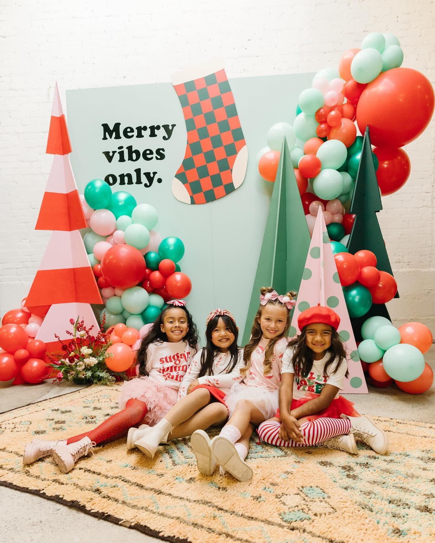 Merry Vibes Only this holiday season! How adorable is this set up?! The perfect holiday inspo with the checkered print, stunning florals, and the most perfect outfits for these beautiful girls. This team is incredible, and it was such a dream to capt