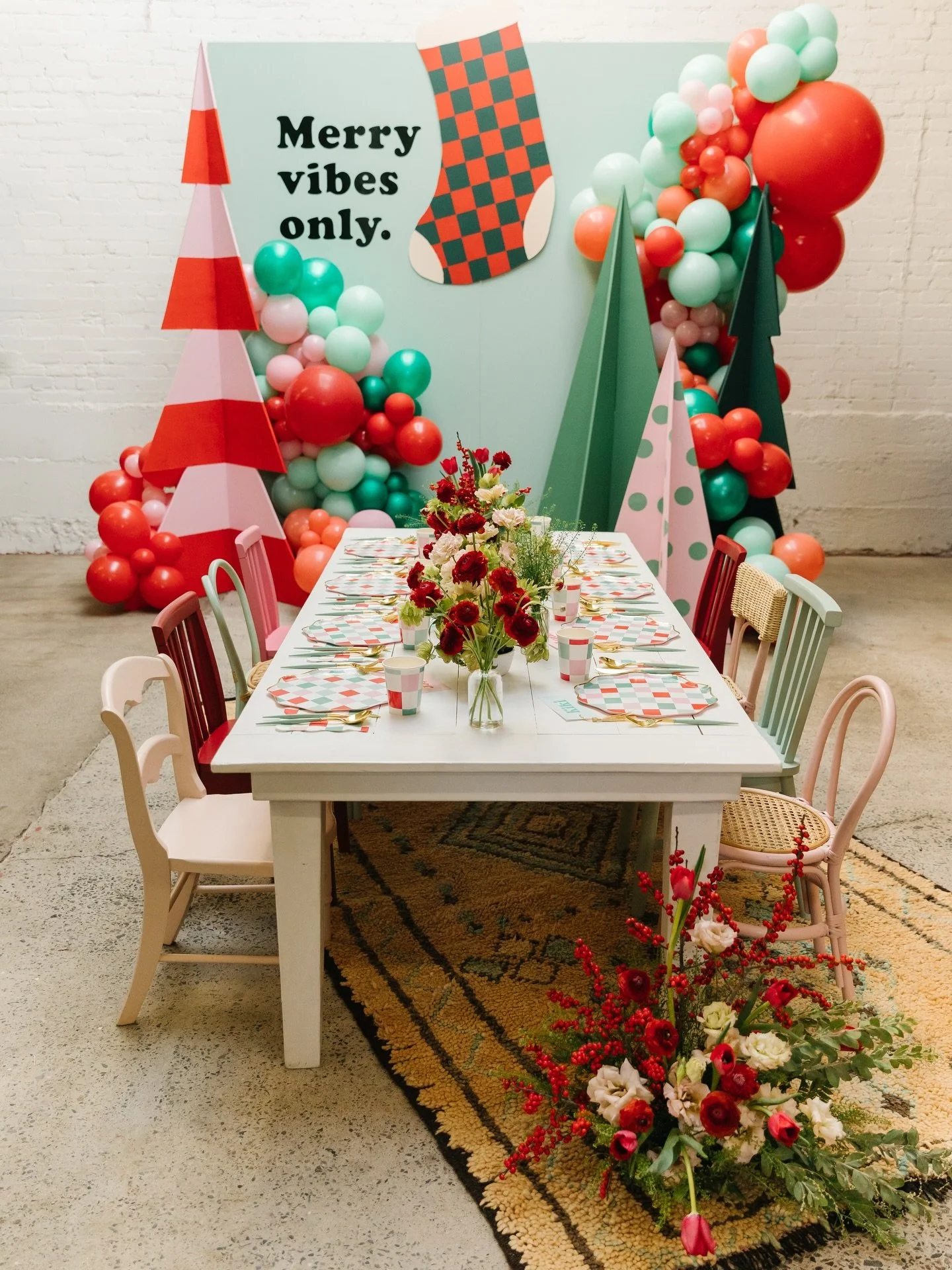 If December had a mood board, this would be it!🎄🩷

Photographer - @alyssahunterphoto / Rentals -
@sweetsalvagerentals / Backdrop -
@goldiecrewcreative / Invite &amp; Details -
@chelceacreative / Balloons - @the.pop.shopllc / Florals- @earthandgrace