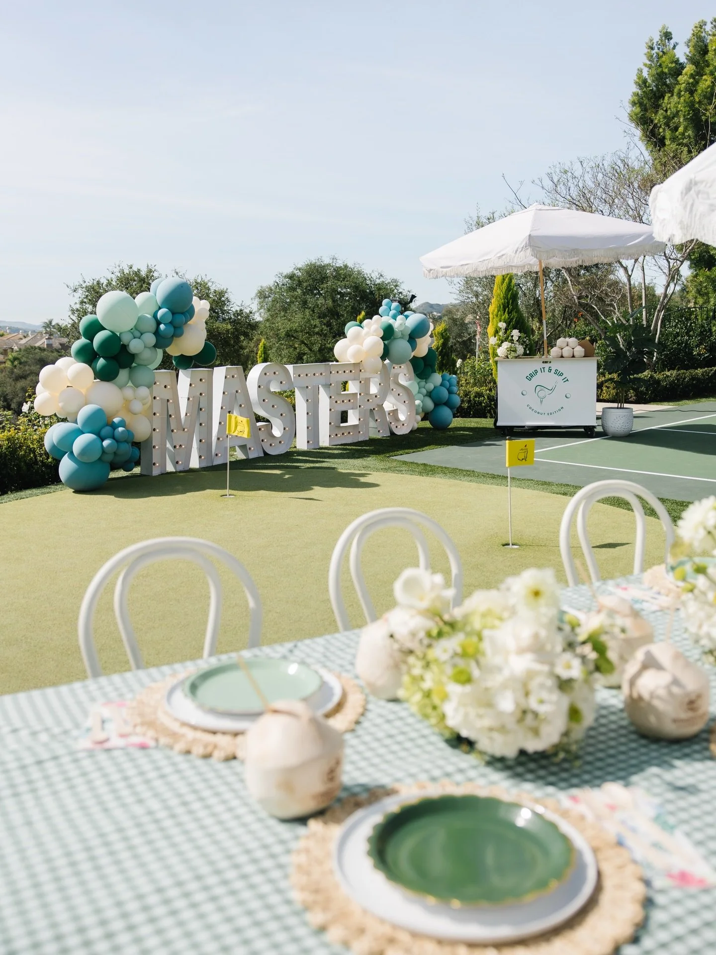 Ladies who lunch? We don&rsquo;t know her. Introducing the girls (and bros) who golf, sip coconuts, and show up in fits. These guests didn&rsquo;t just show up - they teed off in style for the start of the Masters! ⛳️

Planning and design: @hostsocie