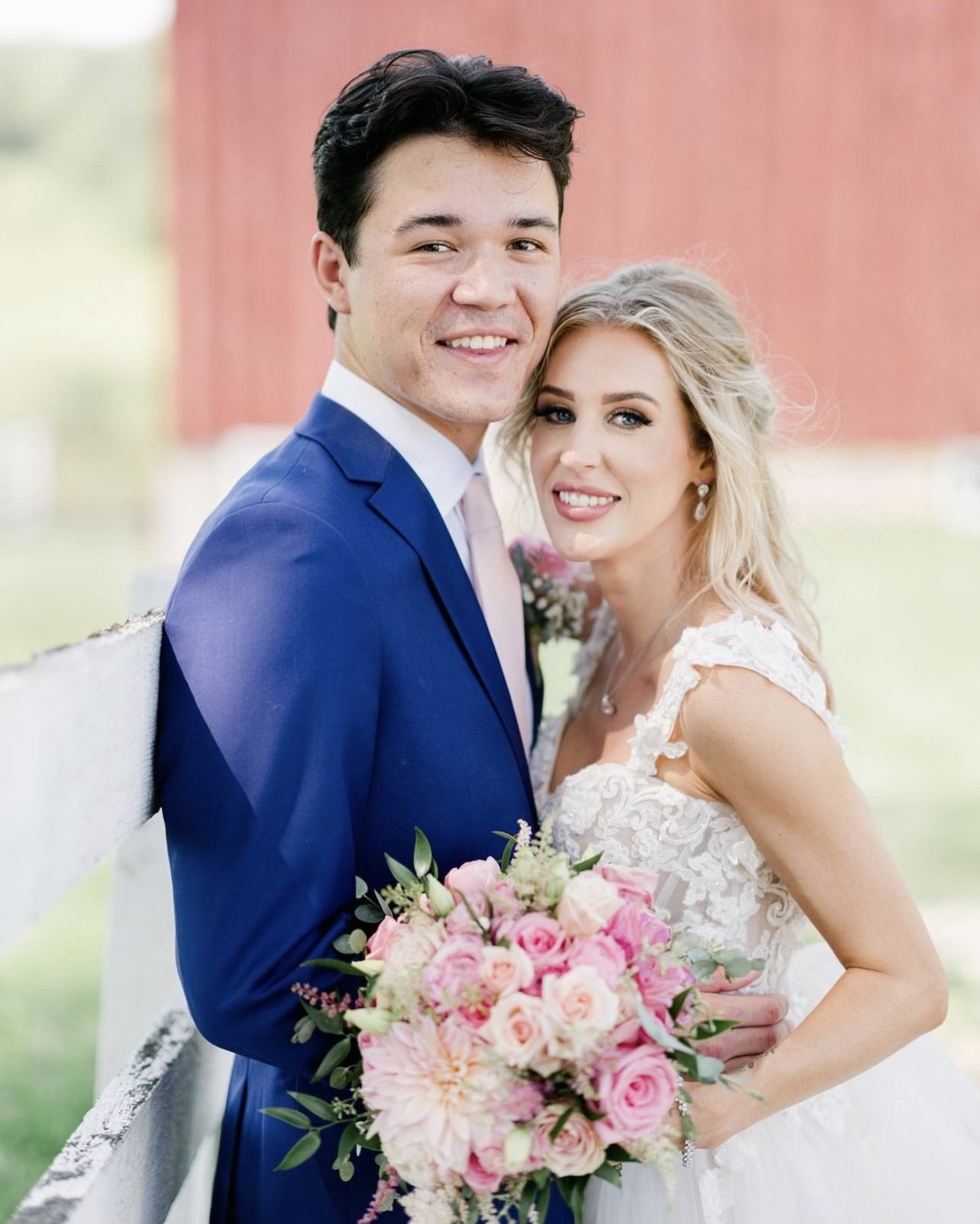 Anna & Tanner August 19th 2023
Photographer's Instagram: lindsaynphoto
Venue: Almquist Farm Hastings, MN