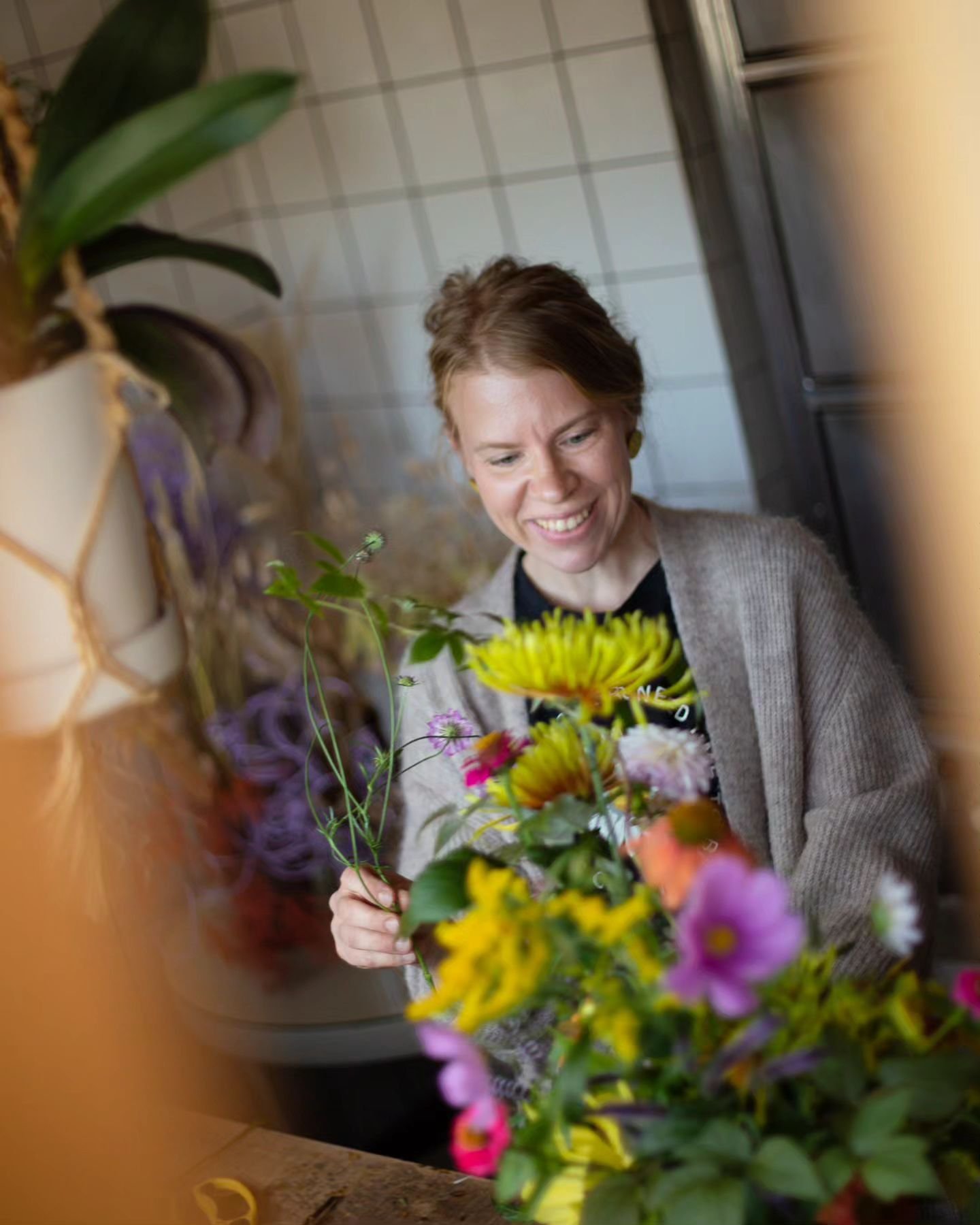 H&ouml;pin&auml;&auml; kukista 🌼 K&auml;vi niin, ett&auml; p&auml;&auml;dyin radioon kertoilemaan kukista. 🤭 Kukkien ohella tuli puhuttua my&ouml;s omasta ty&ouml;st&auml; kukkien parissa, t&auml;st&auml; hetkest&auml;, v&auml;reist&auml;, luonnost