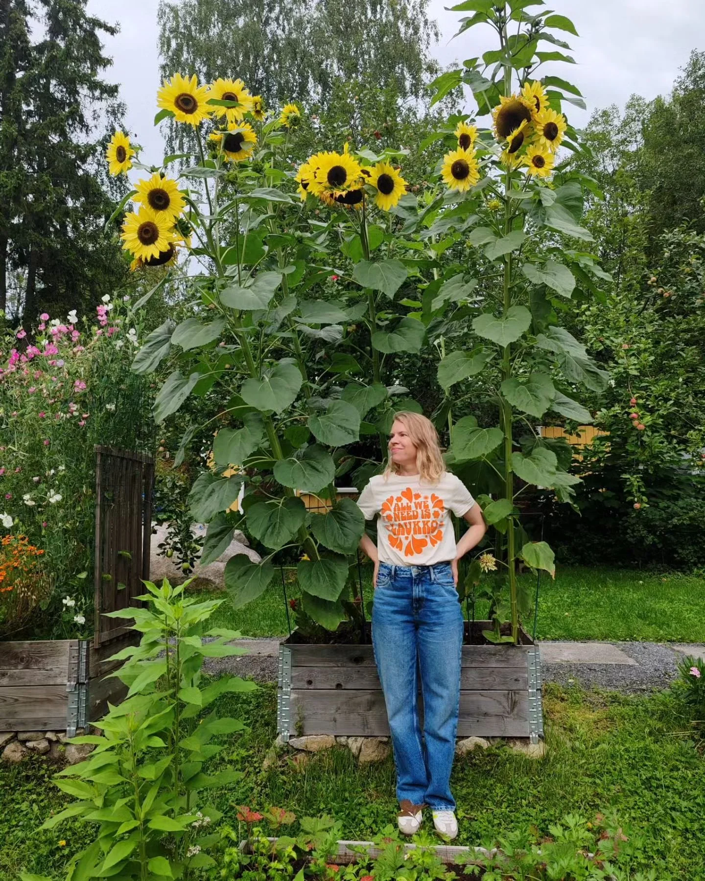 N&auml;in syntt&auml;rin kunniaksi on hyv&auml; ottaa naisesta mittaa. 😅 Eih&auml;n n&auml;it&auml; vuosia en&auml;&auml; lasketa, eik&auml; pituuttakaan oo tullut sitten yl&auml;asteen, mutta pit&auml;&auml;h&auml;n n&auml;ist&auml; merkkip&auml;iv